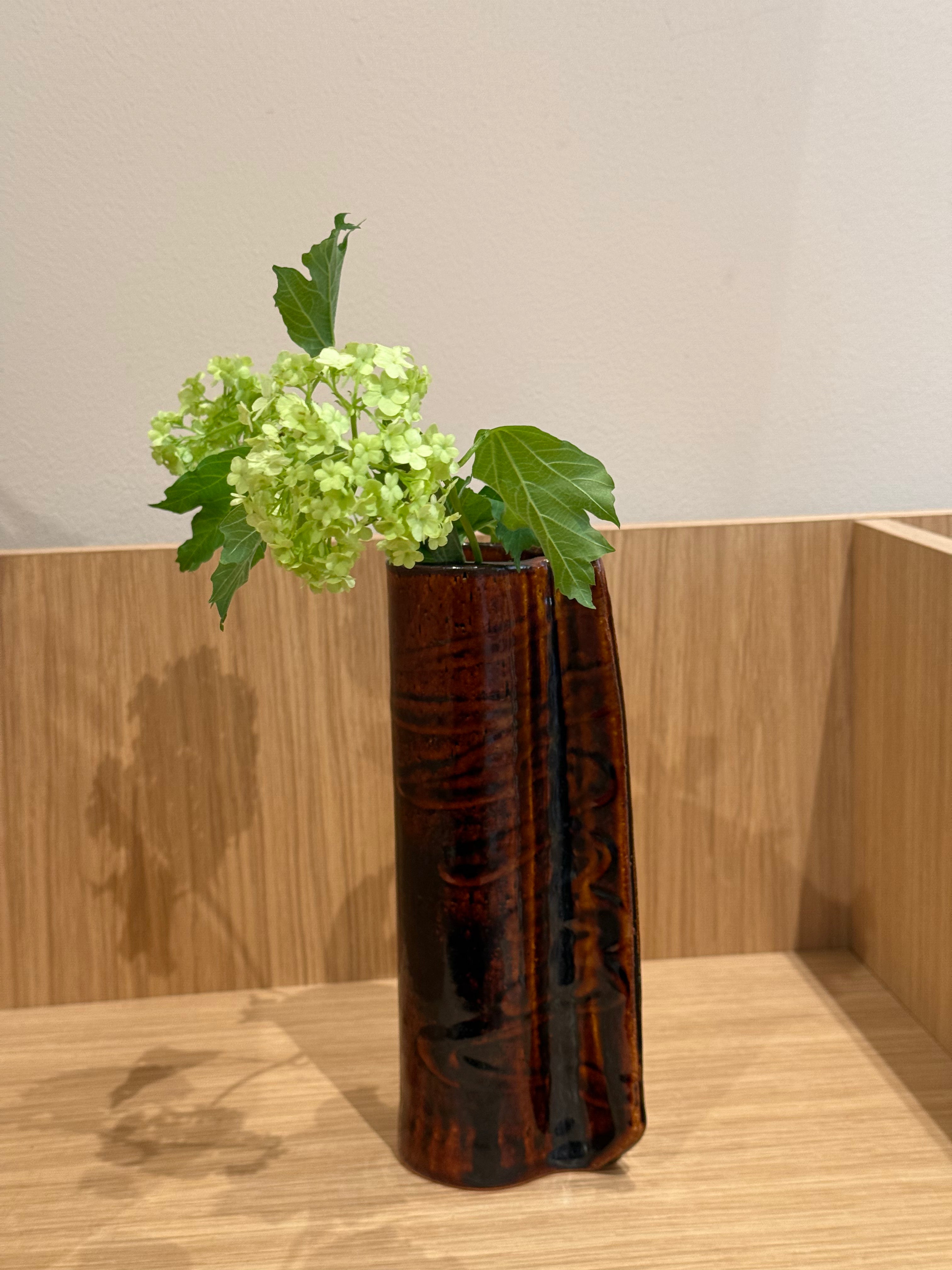 Væghængt vase i brun / rød - 30%