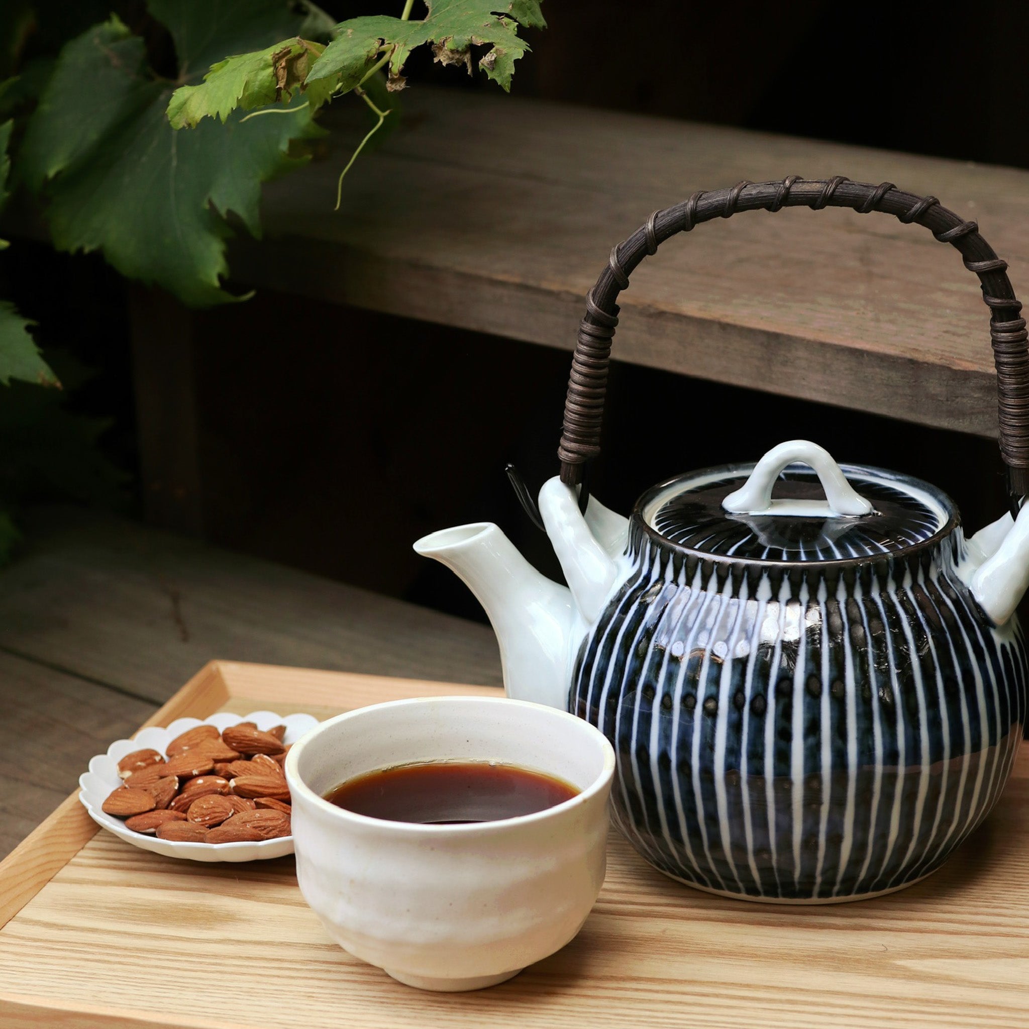 Tekande i keramik med blå striber og hank