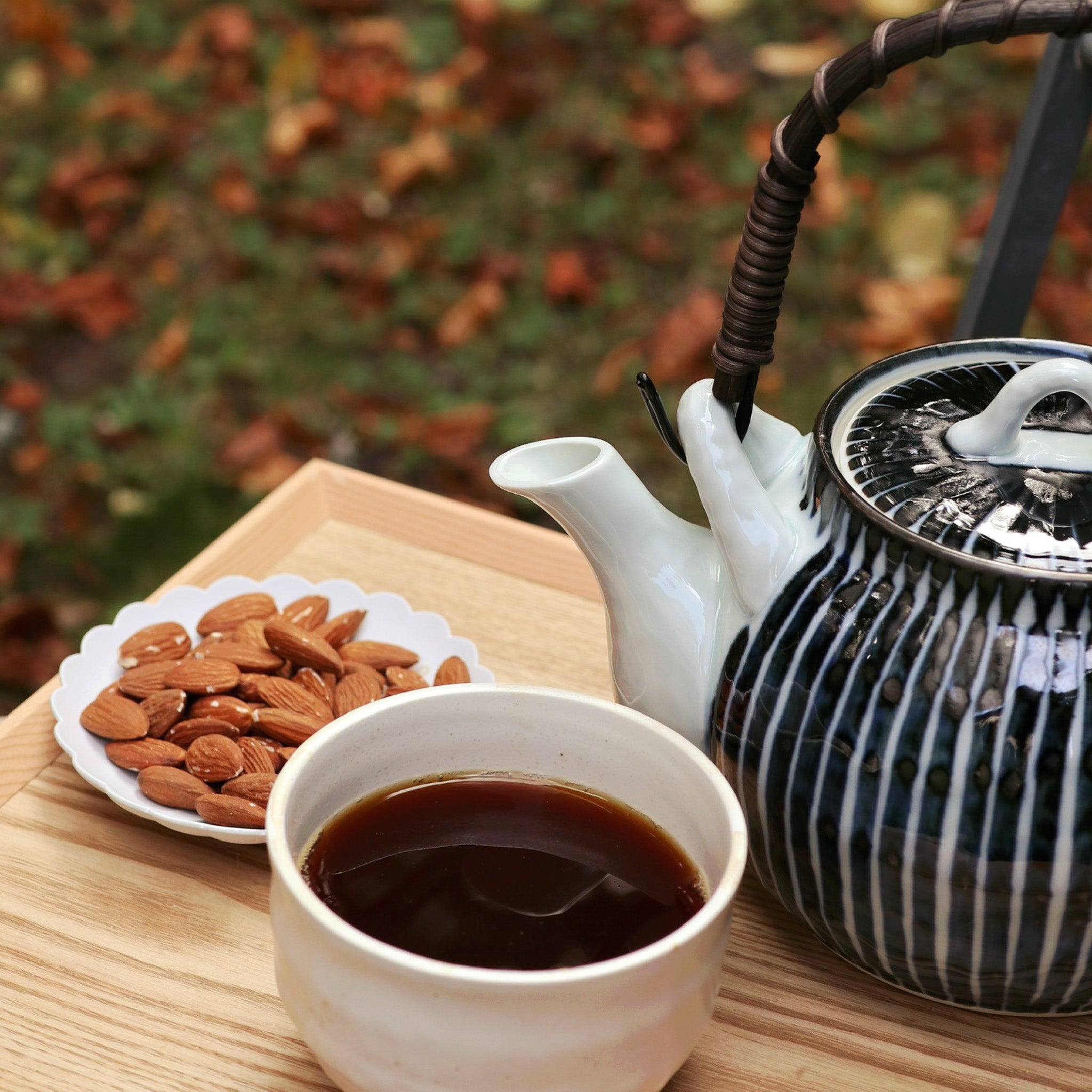 Tekande i keramik med blå striber og hank