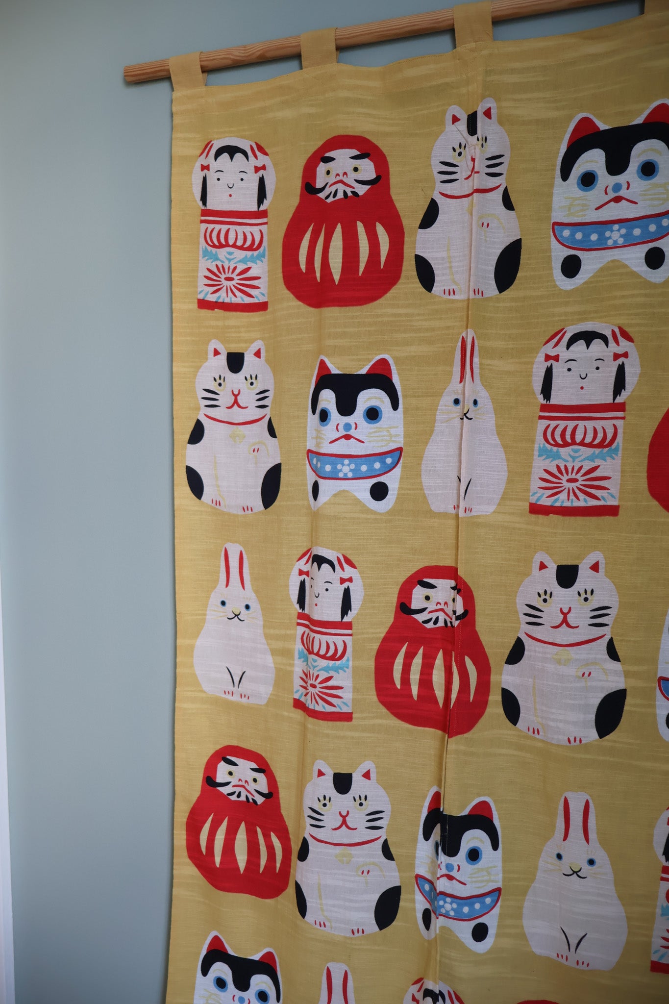 Wall tapestry with Japanese figures - yellow