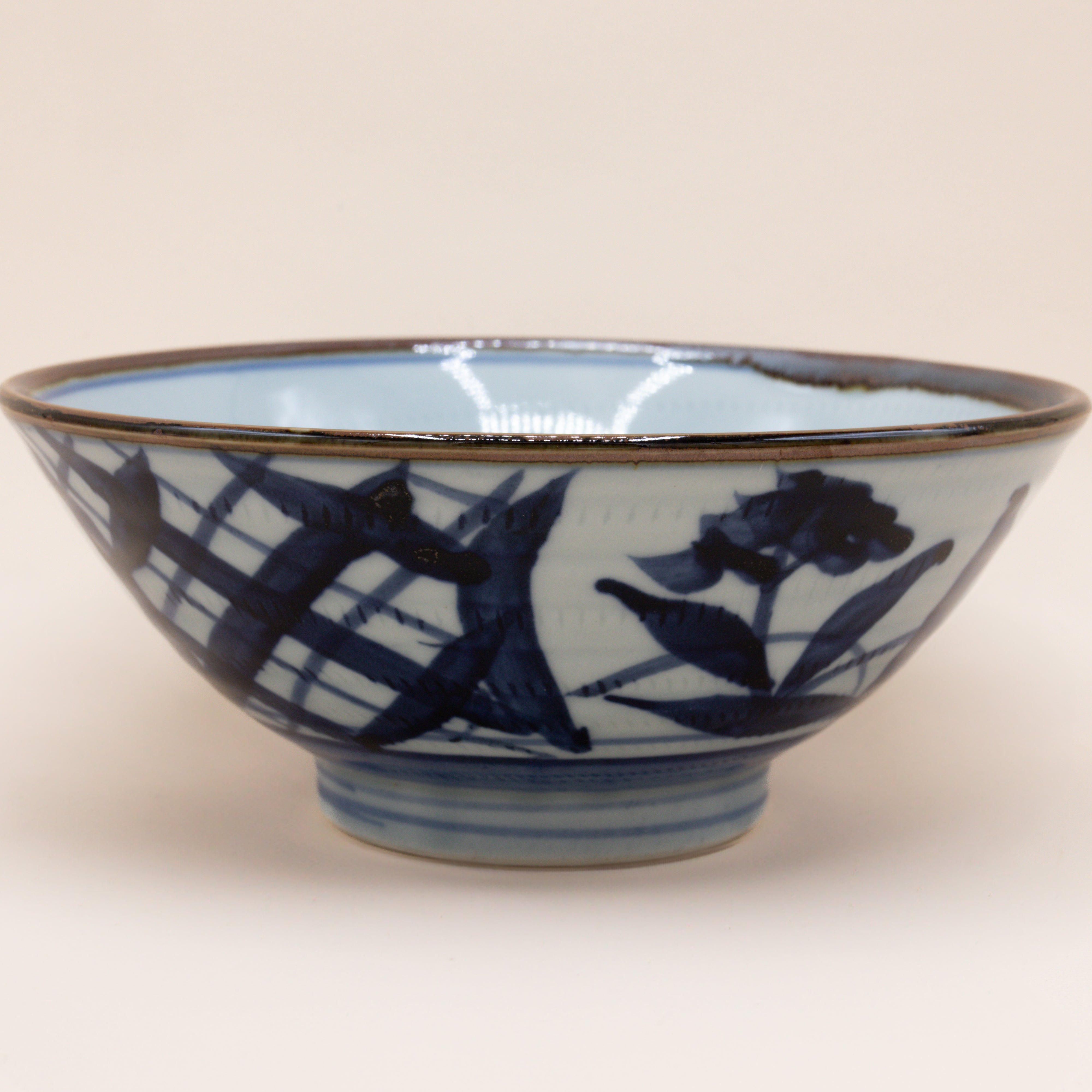 Nudelskål med blåt motiv og brun kant