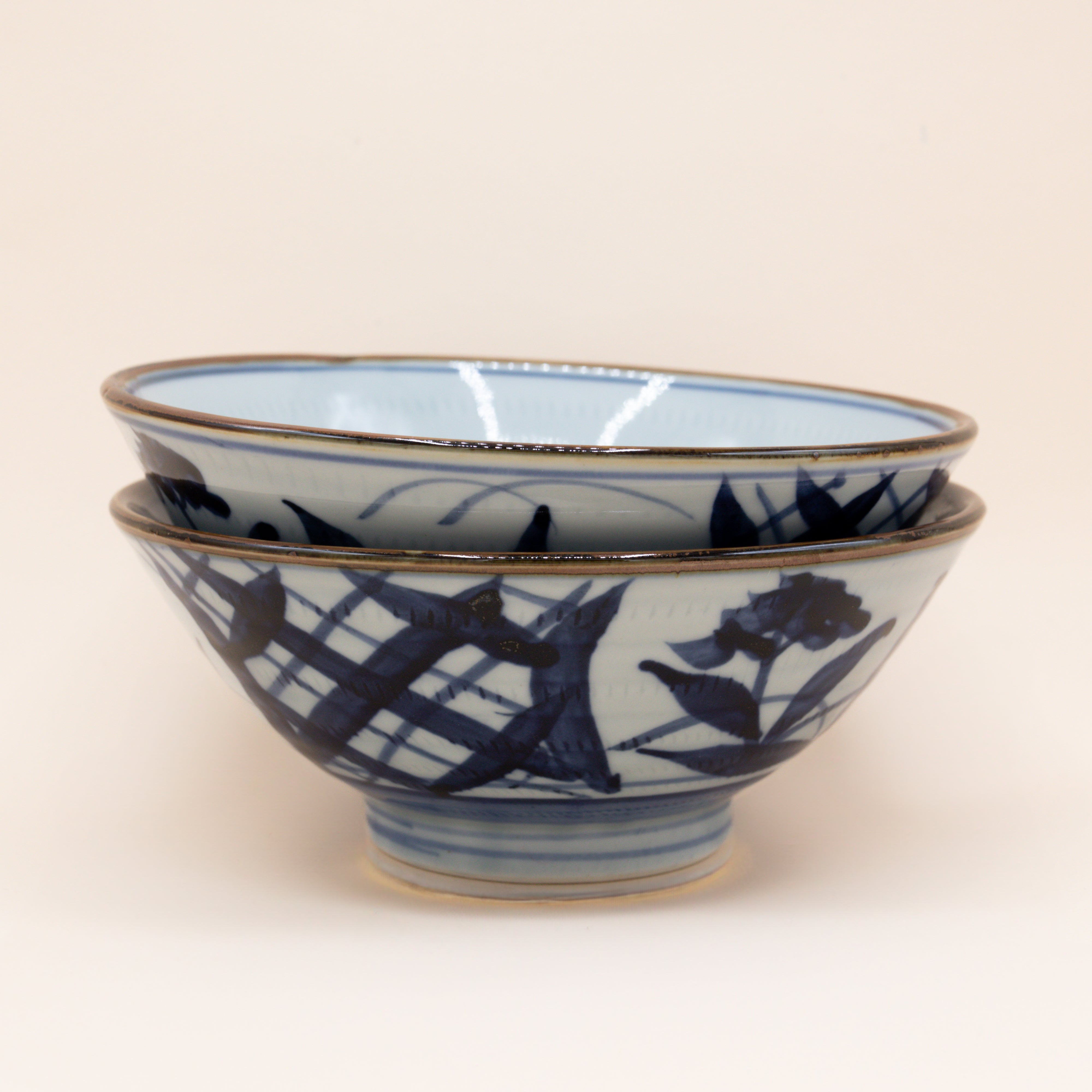 Noodle bowl with blue motif and brown rim