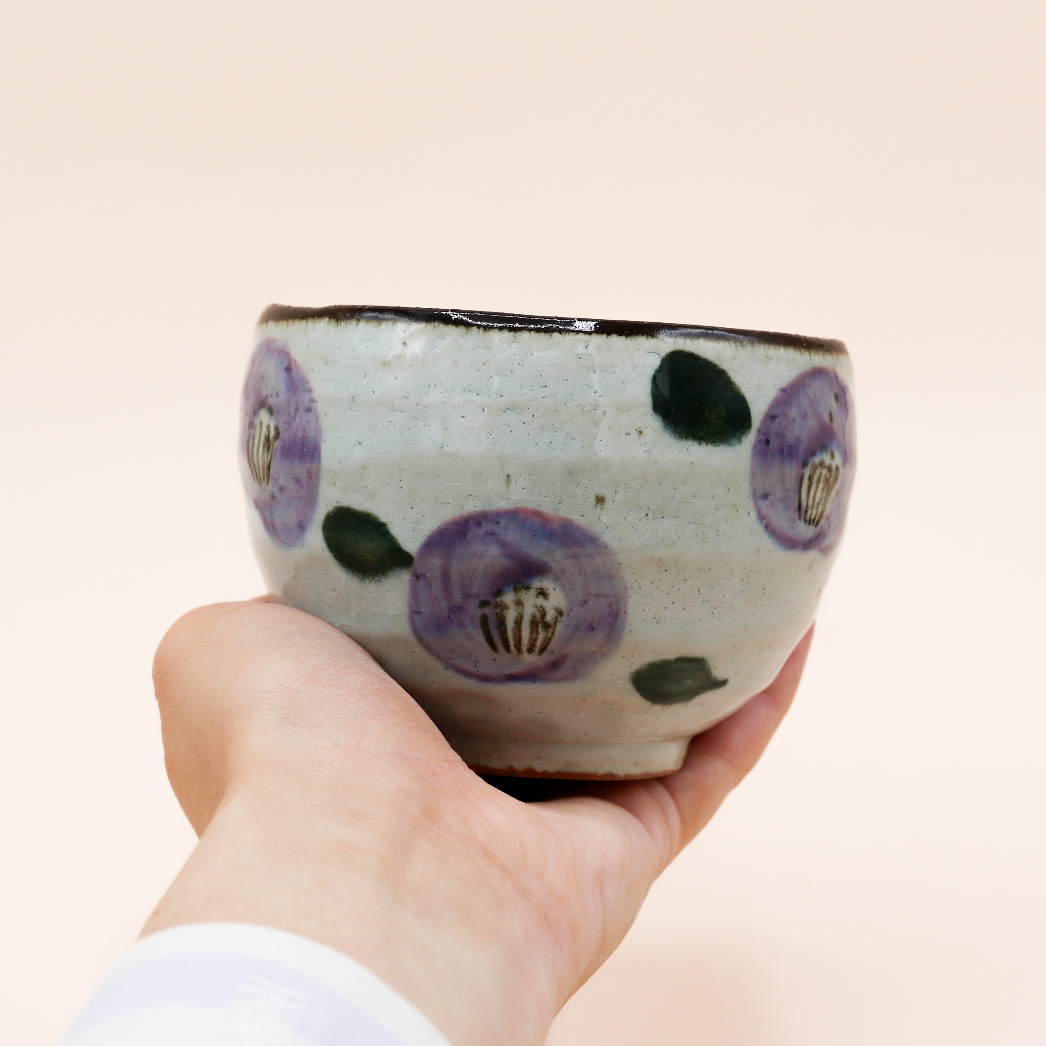 Kop med lilla blomster og brun kant