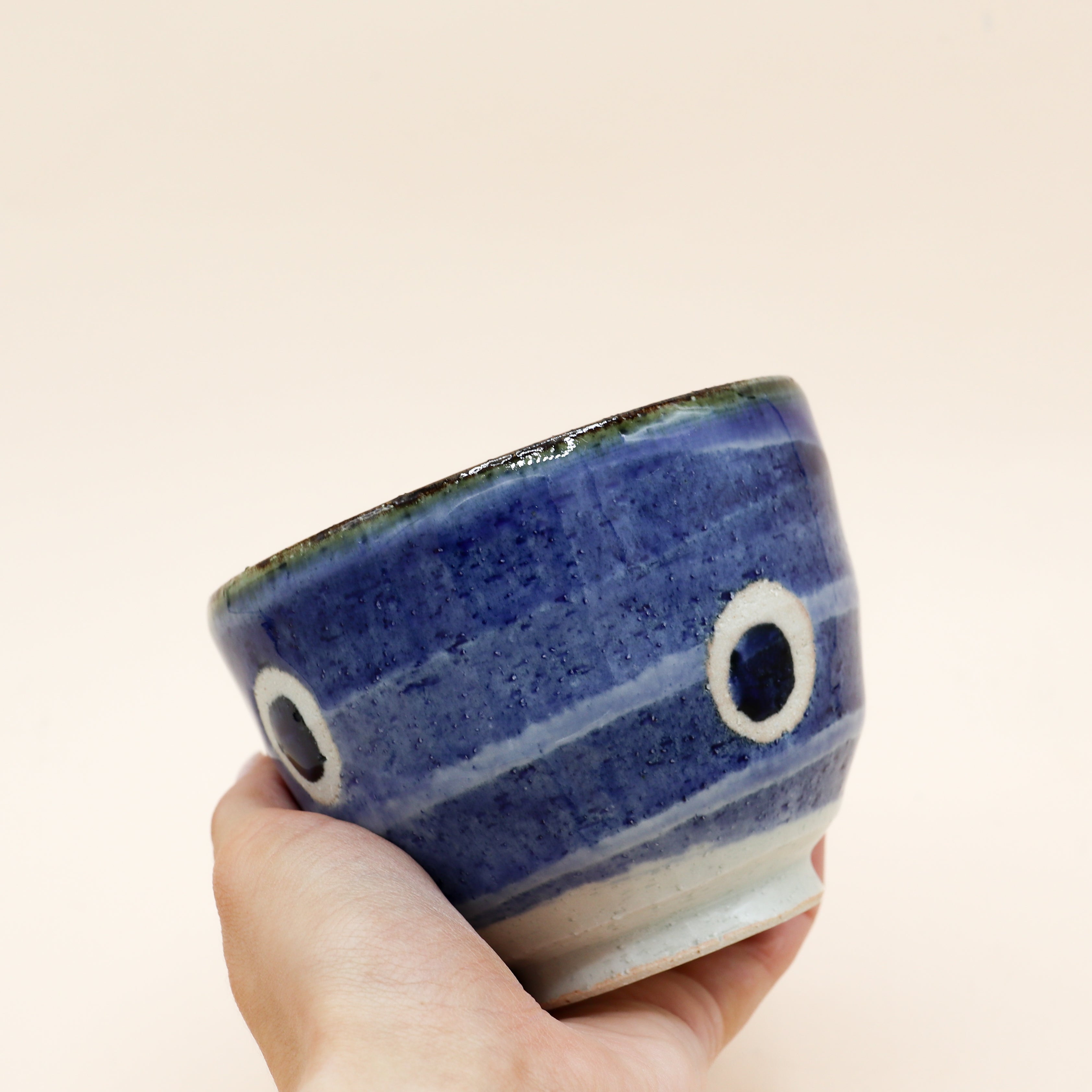 Stor blå kop med prikker