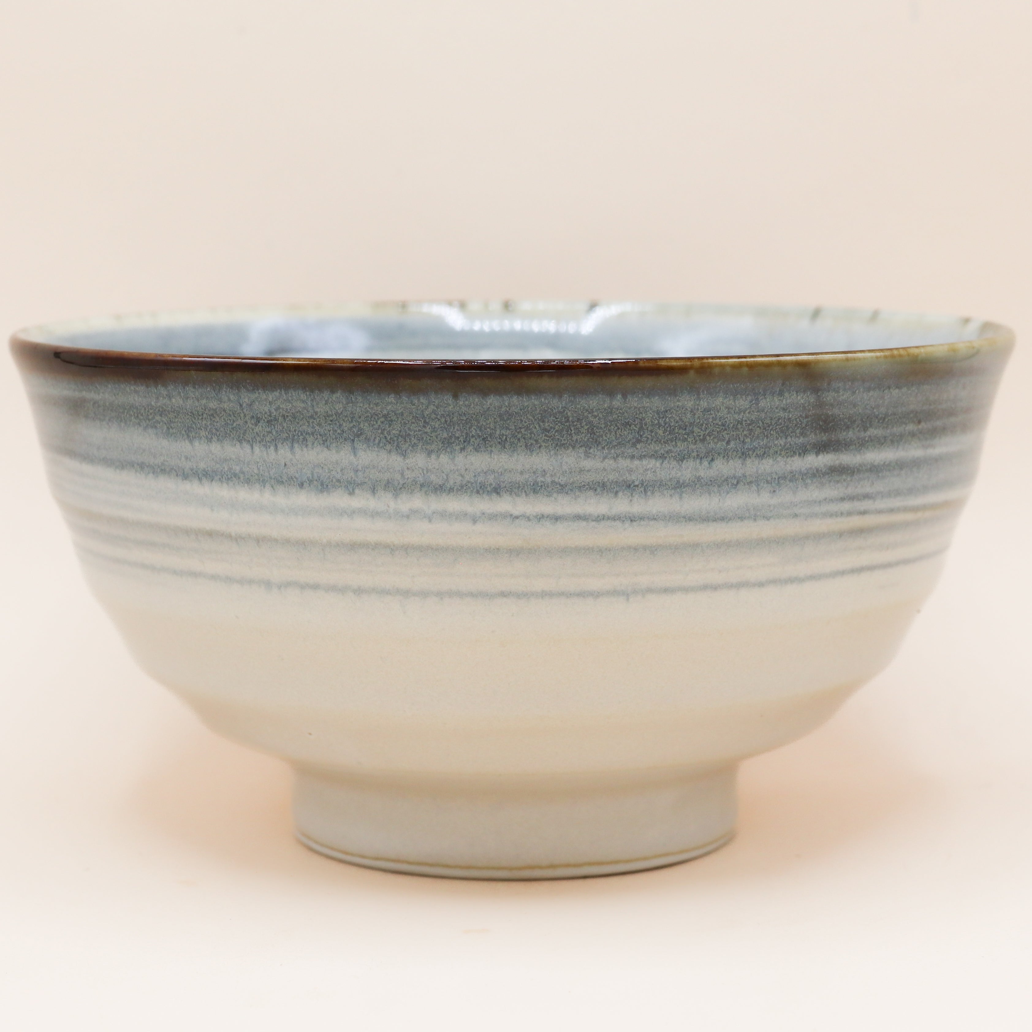 Nudelskål med hvid og blå glasur