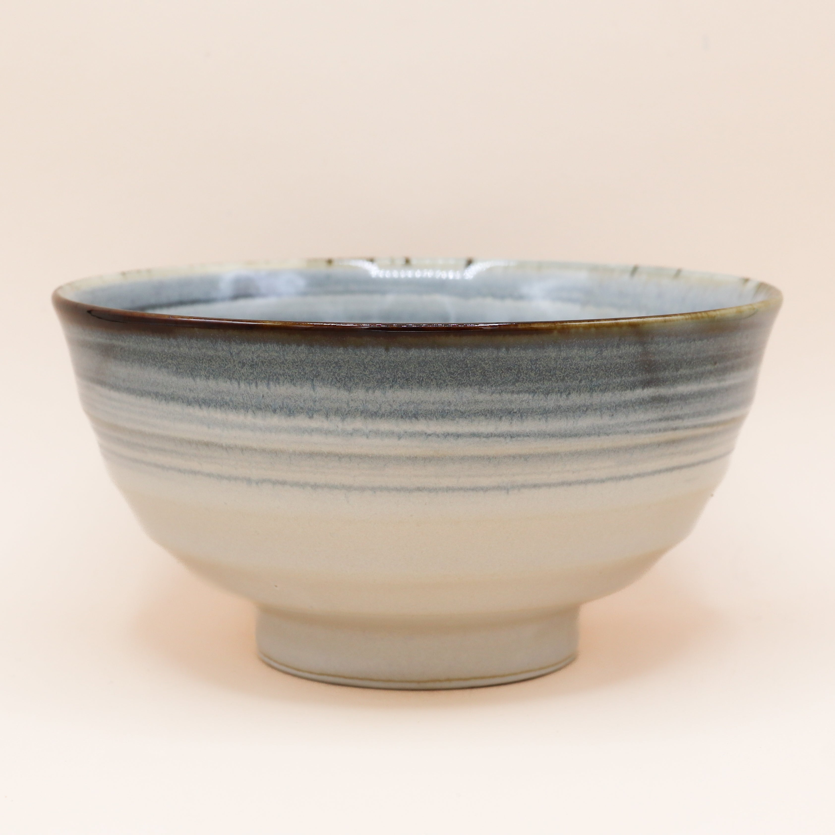 Nudelskål med hvid og blå glasur