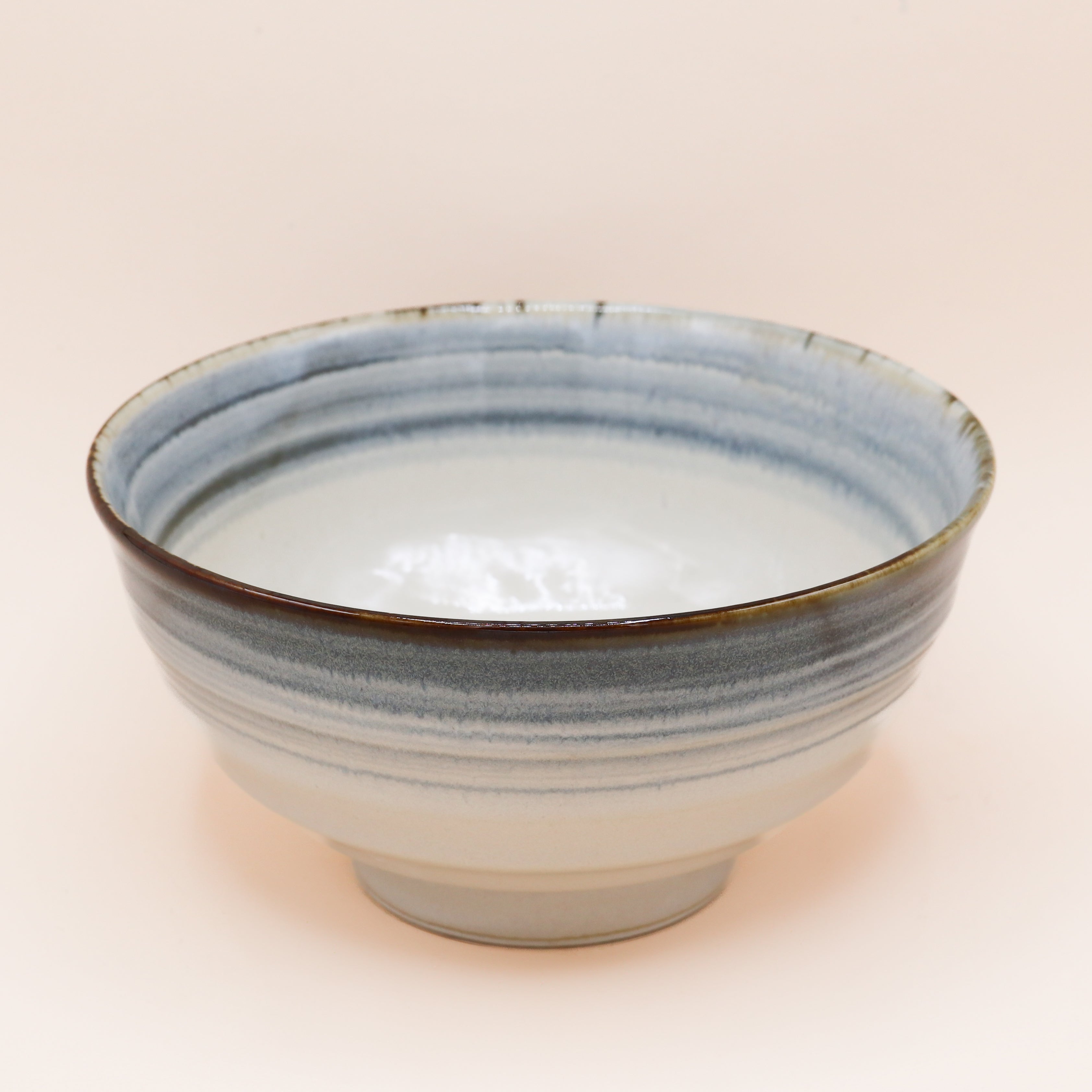 Nudelskål med hvid og blå glasur
