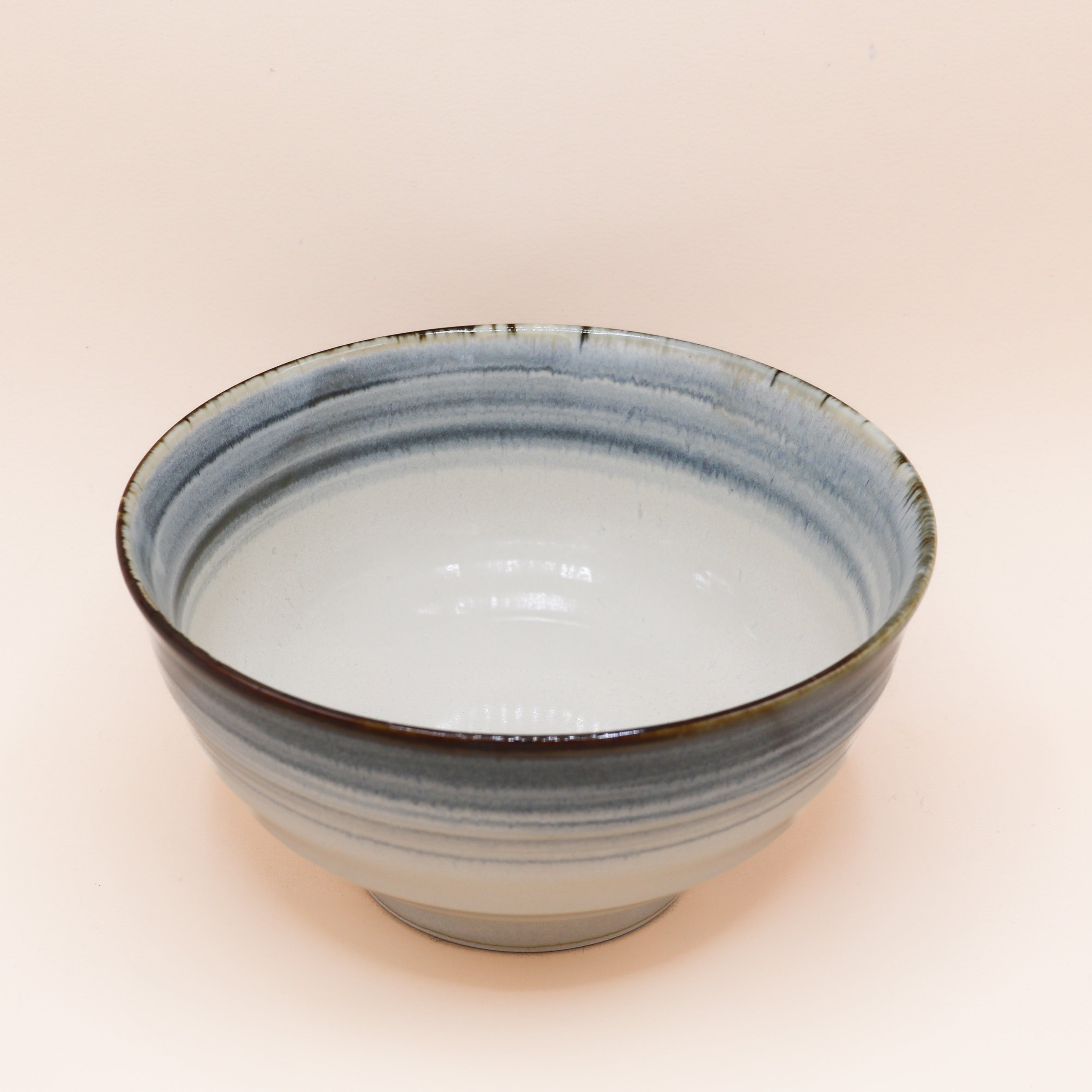 Nudelskål med hvid og blå glasur