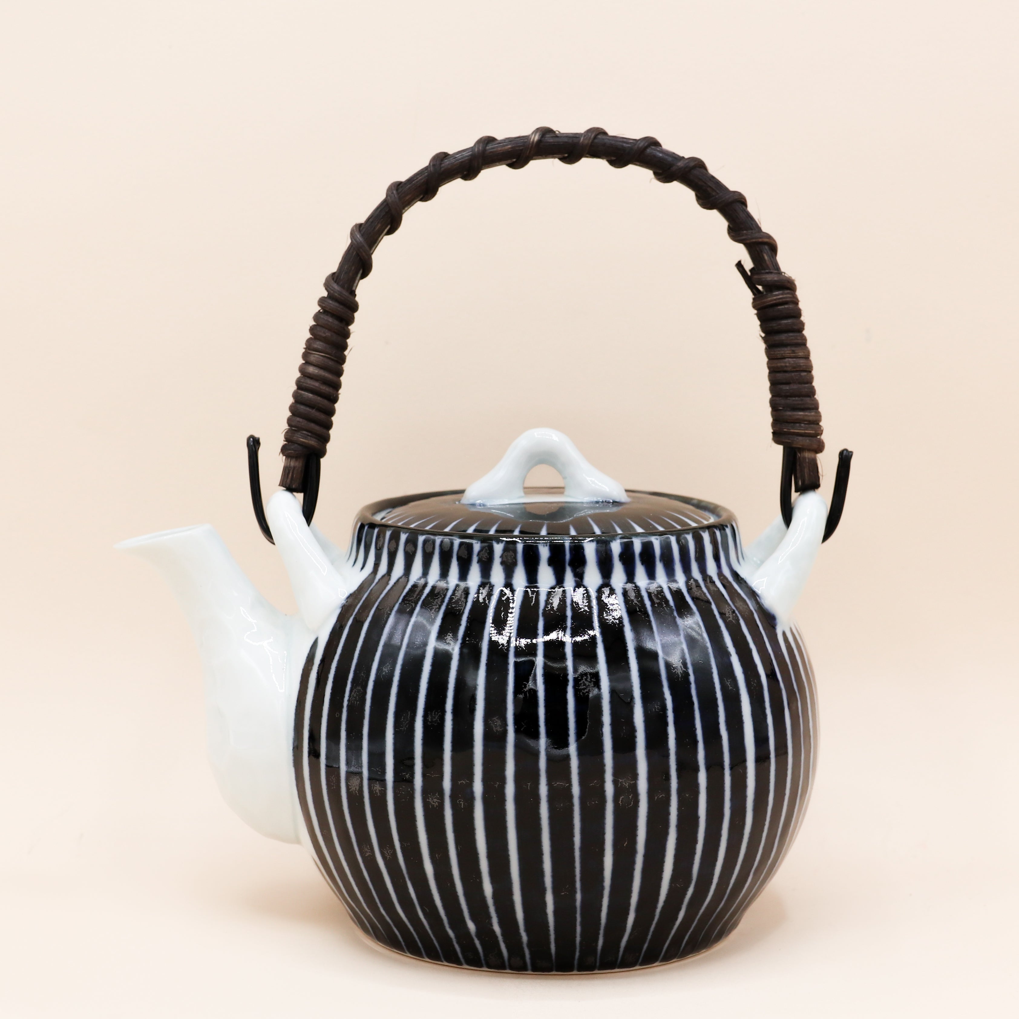 Tekande i keramik med blå striber og hank