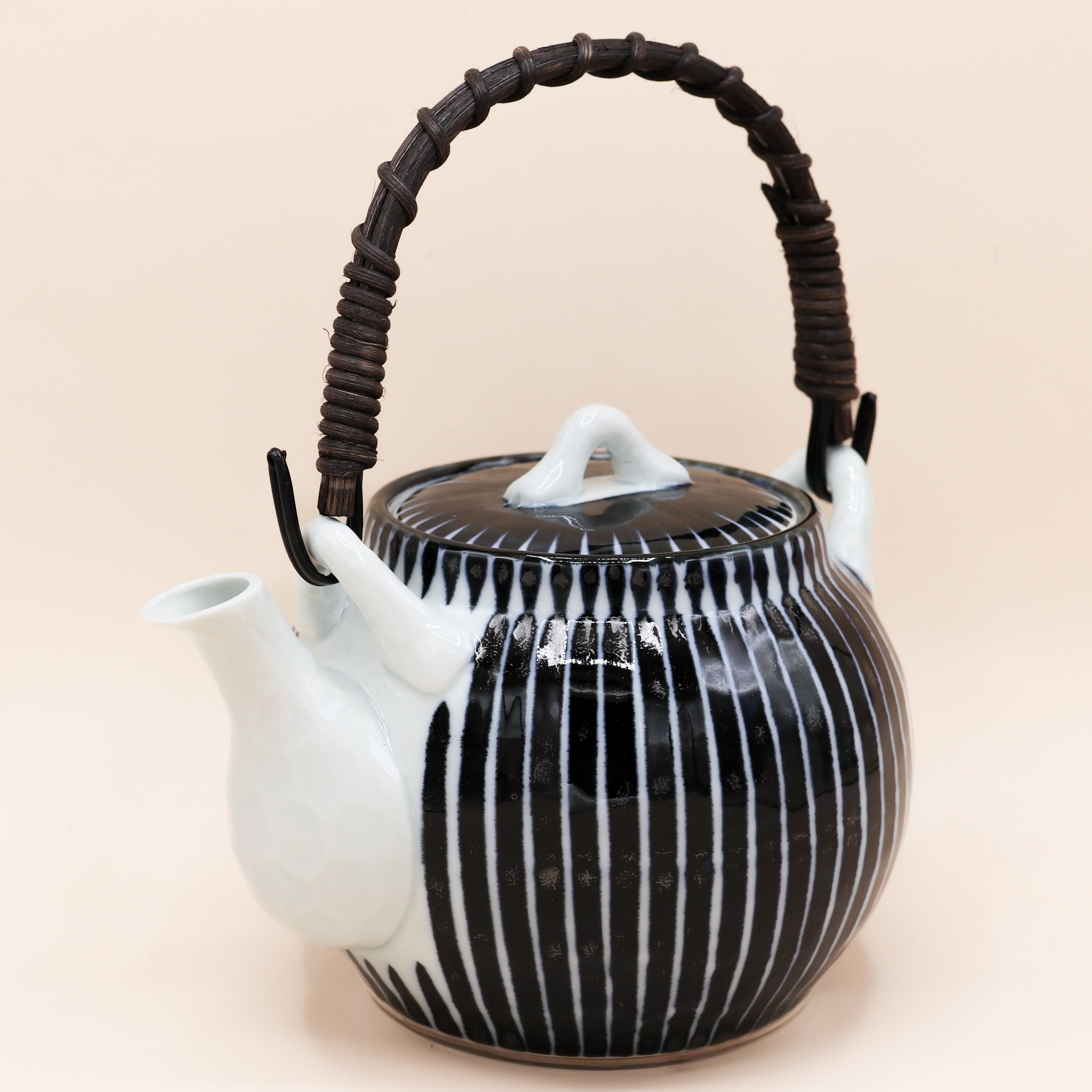 Tekande i keramik med blå striber og hank