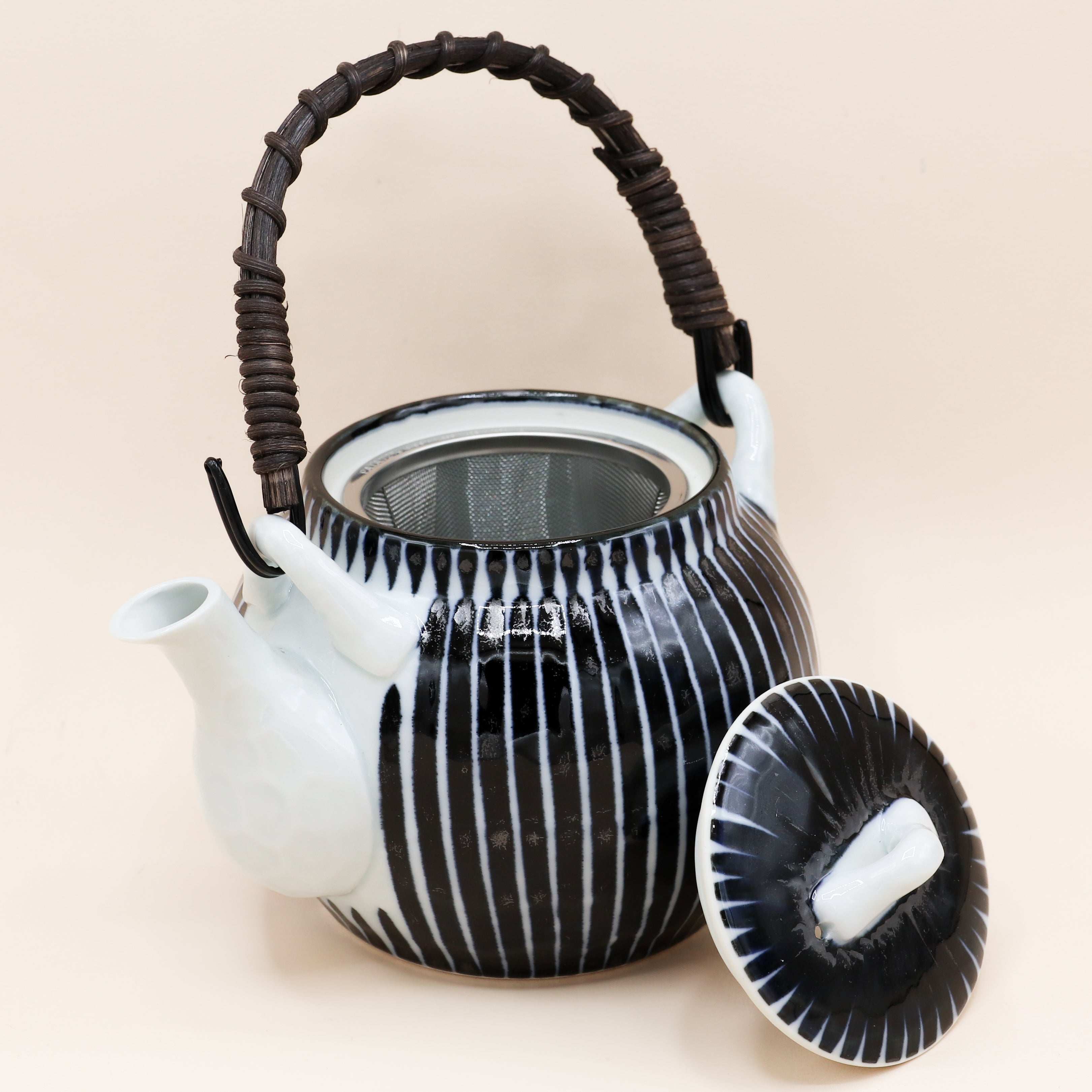 Tekande i keramik med blå striber og hank