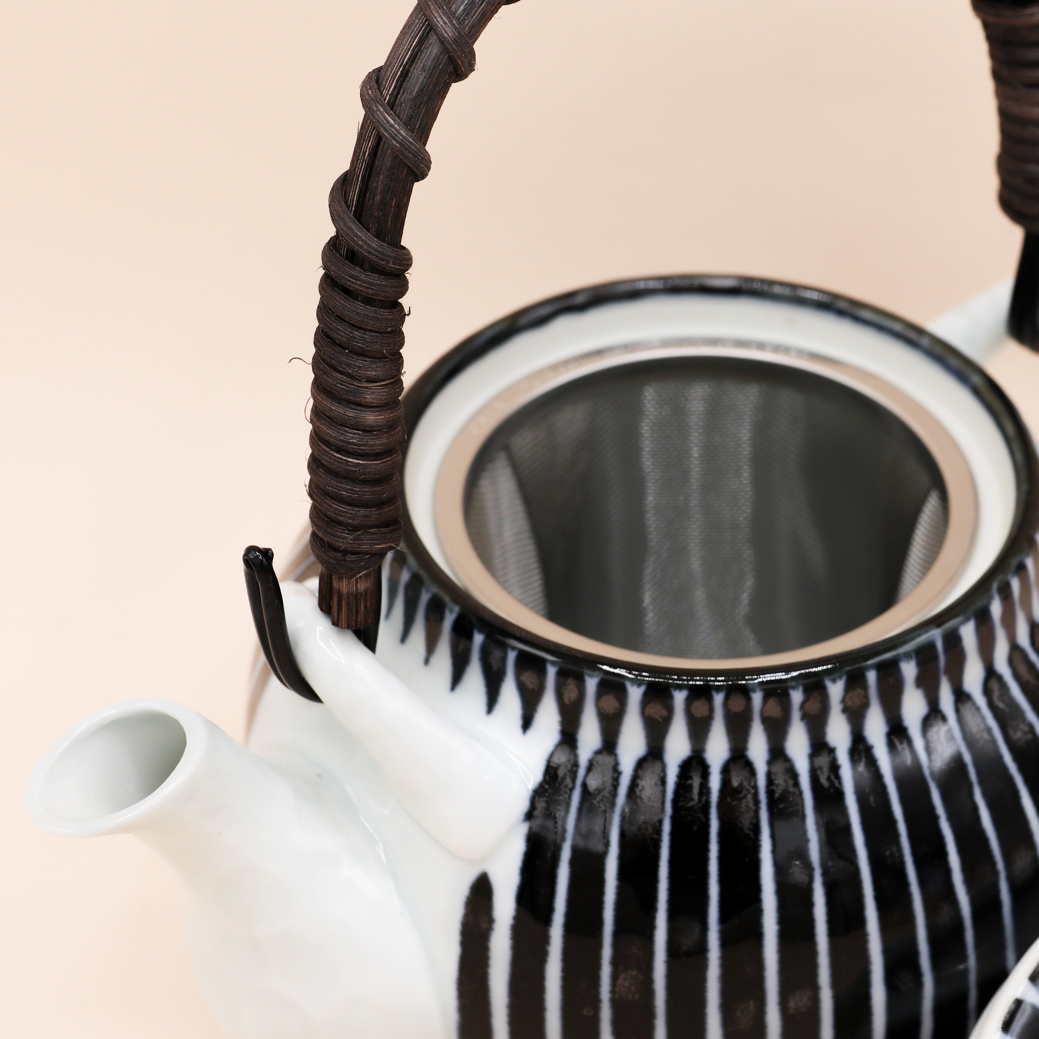 Tekande i keramik med blå striber og hank