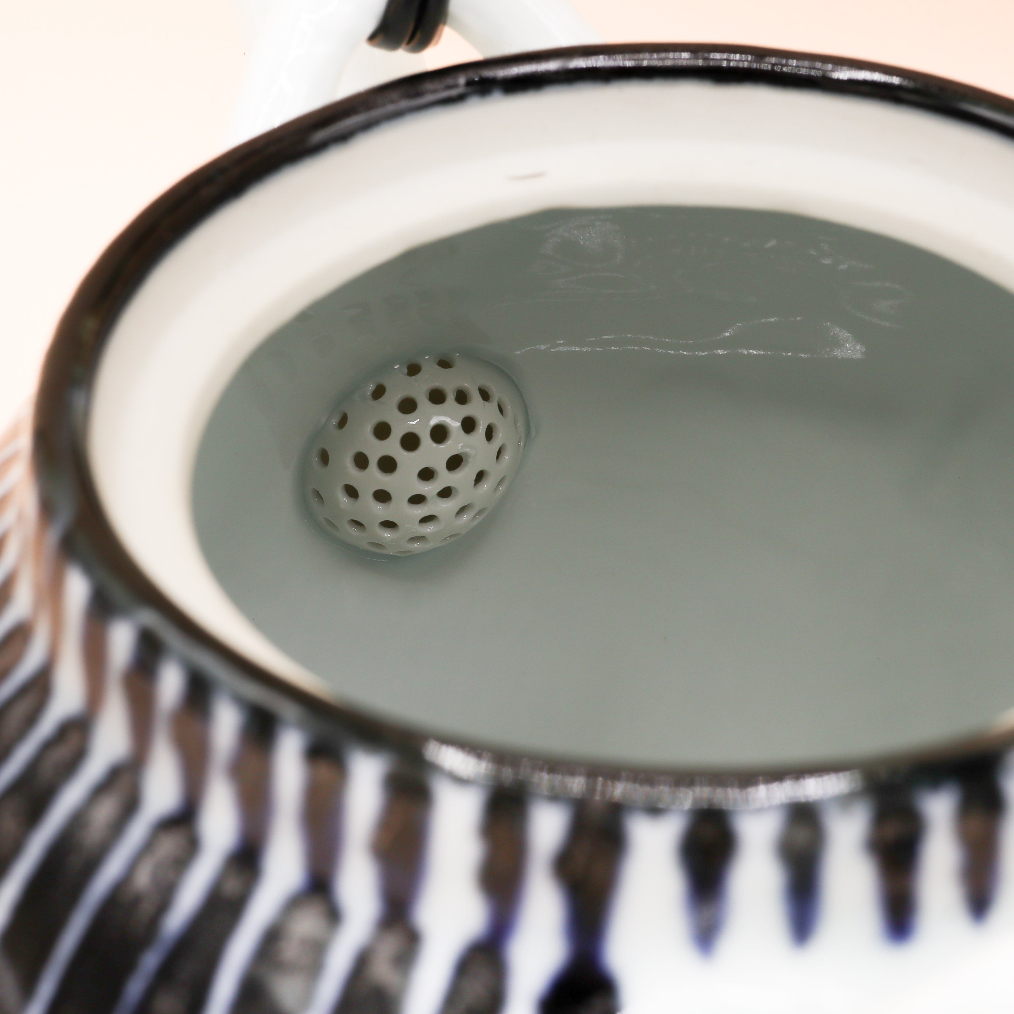 Tekande i keramik med blå striber og hank