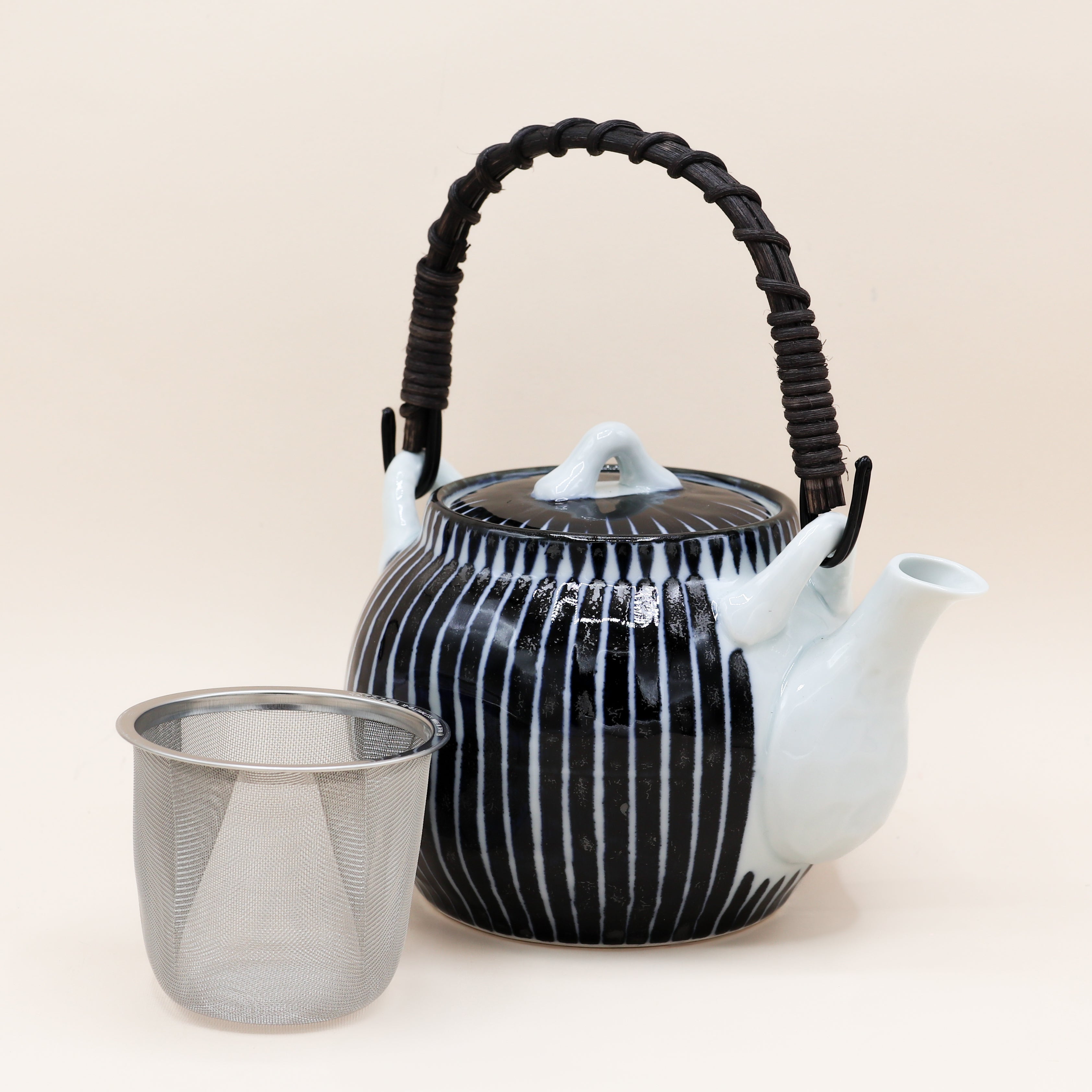 Tekande i keramik med blå striber og hank