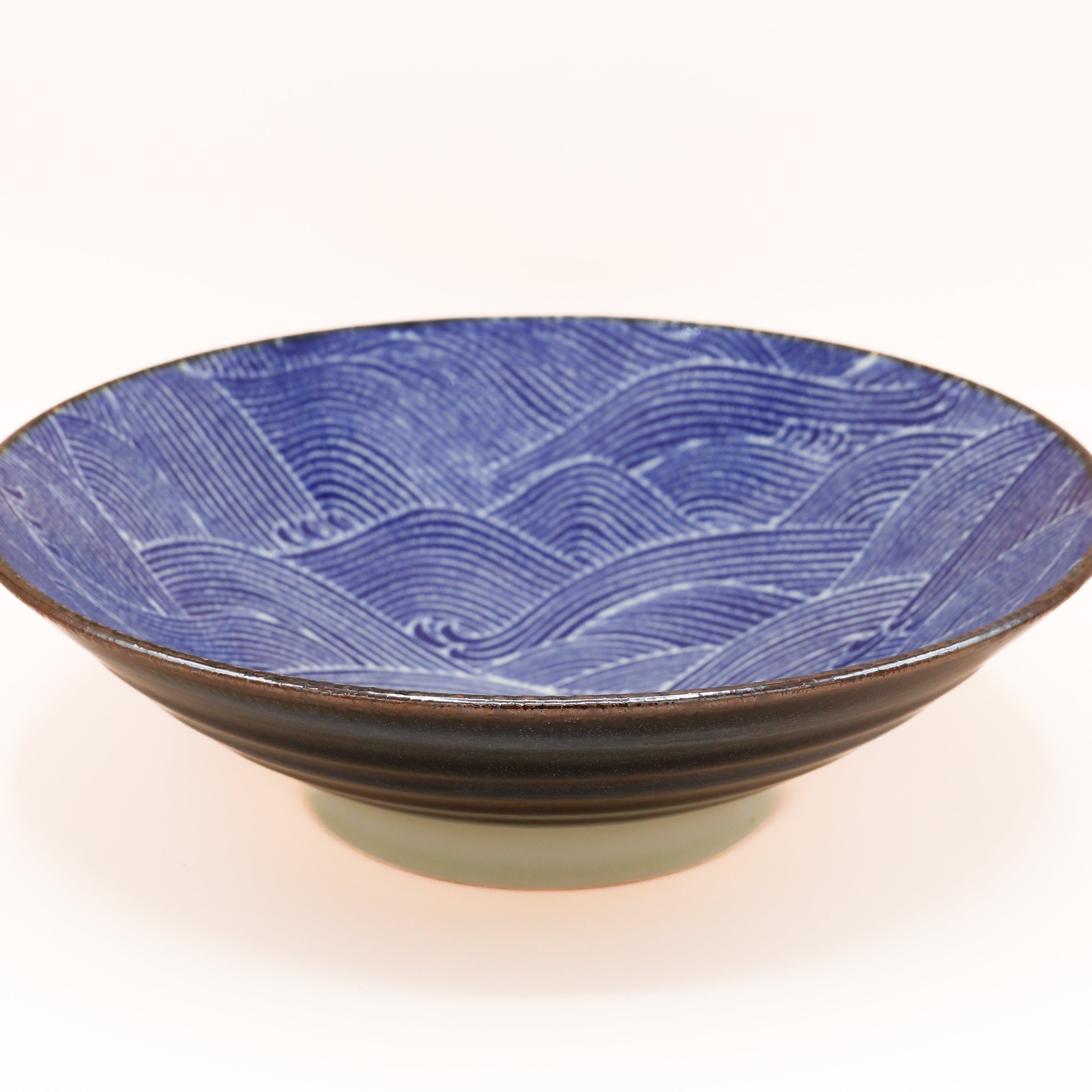 Stor skål med blå bølger