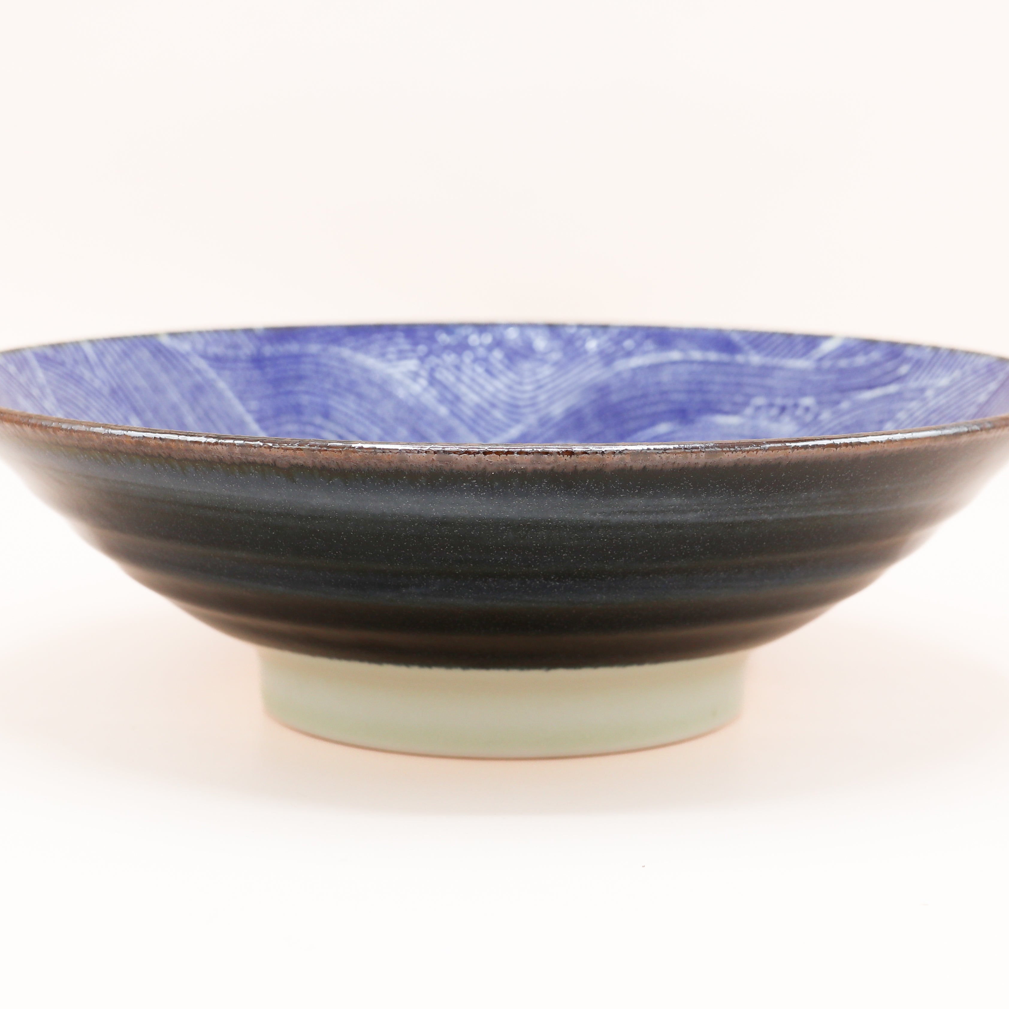 Stor skål med blå bølger