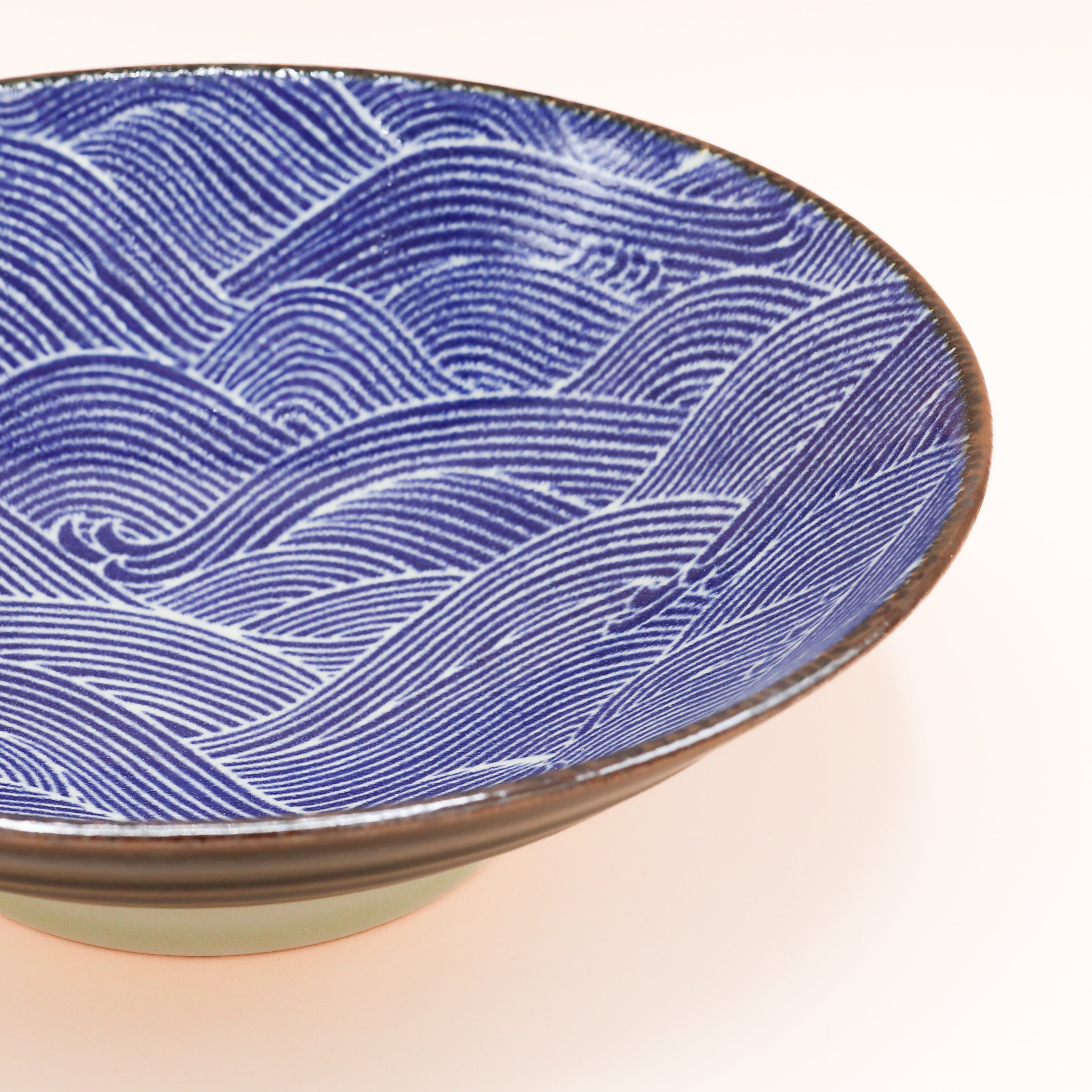 Stor skål med blå bølger