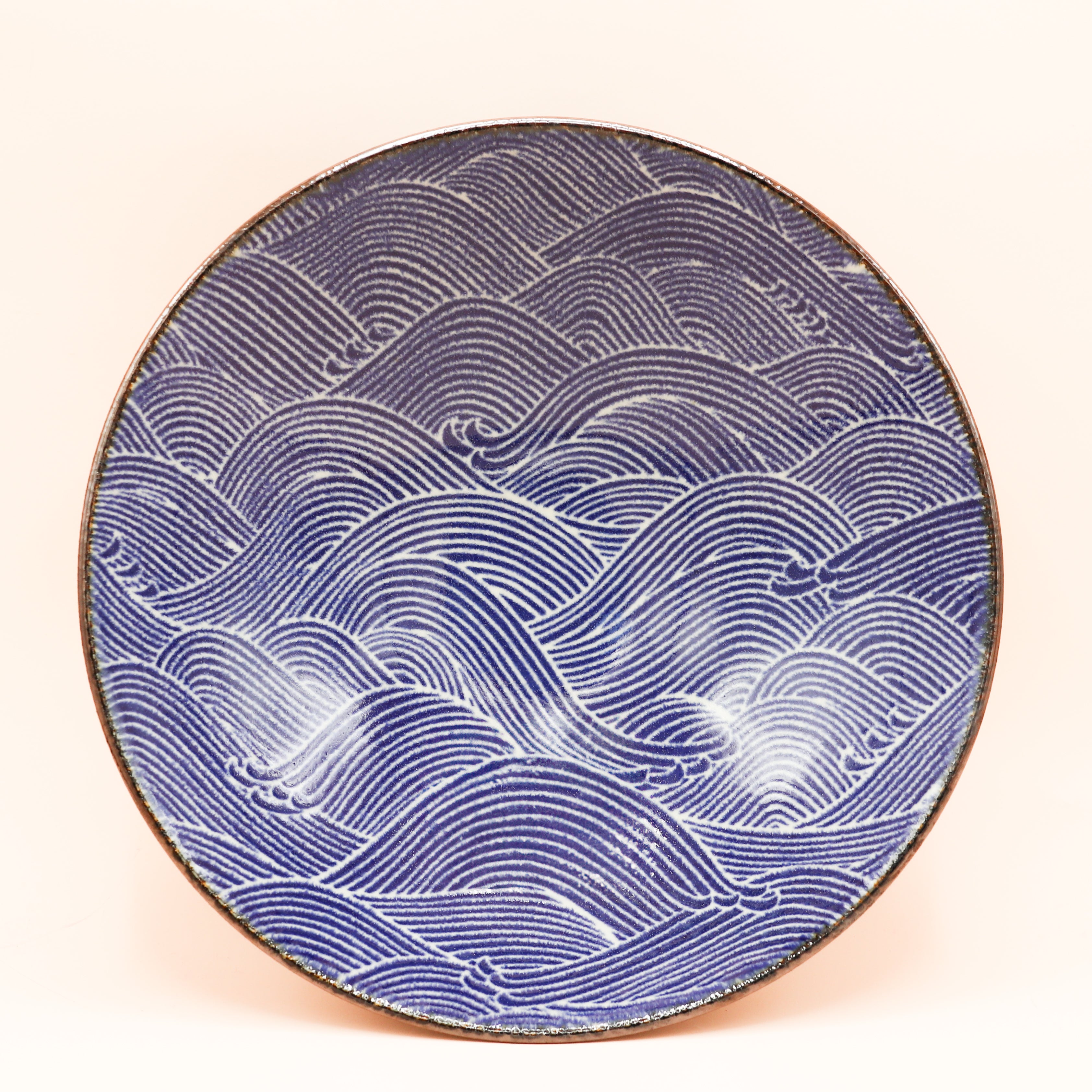 Stor skål med blå bølger