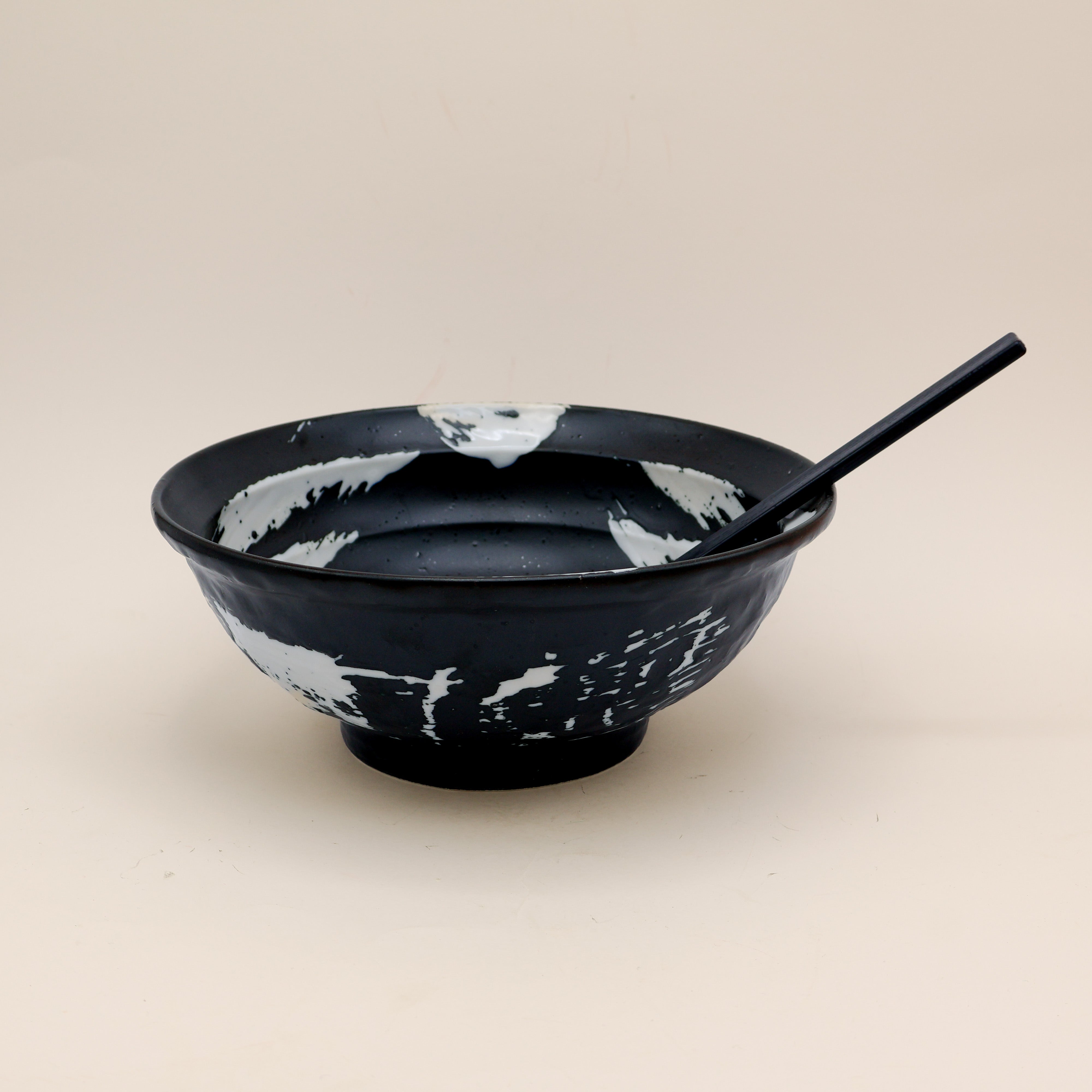 Ramen bowl in white with black glaze and wide rim