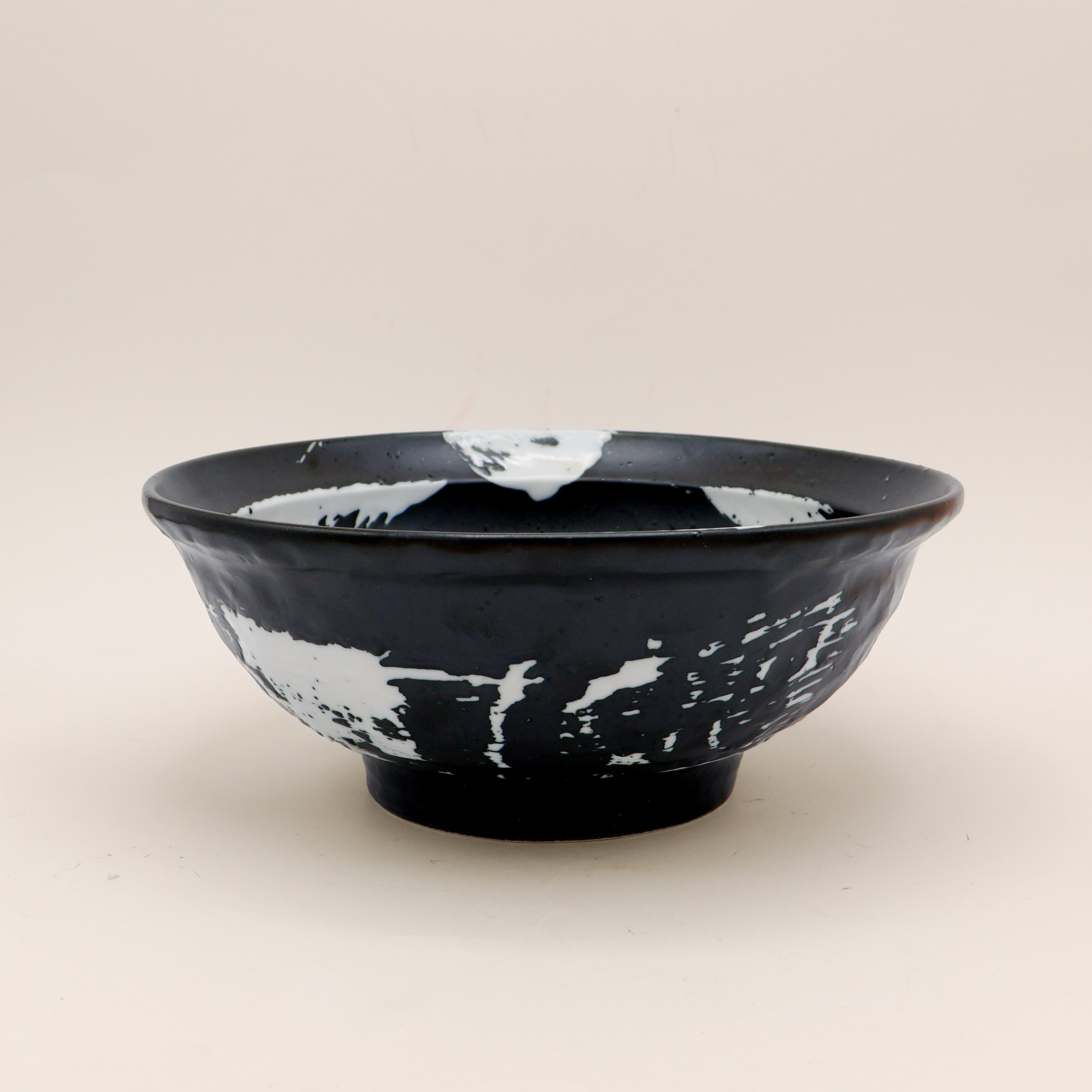 Ramen bowl in white with black glaze and wide rim