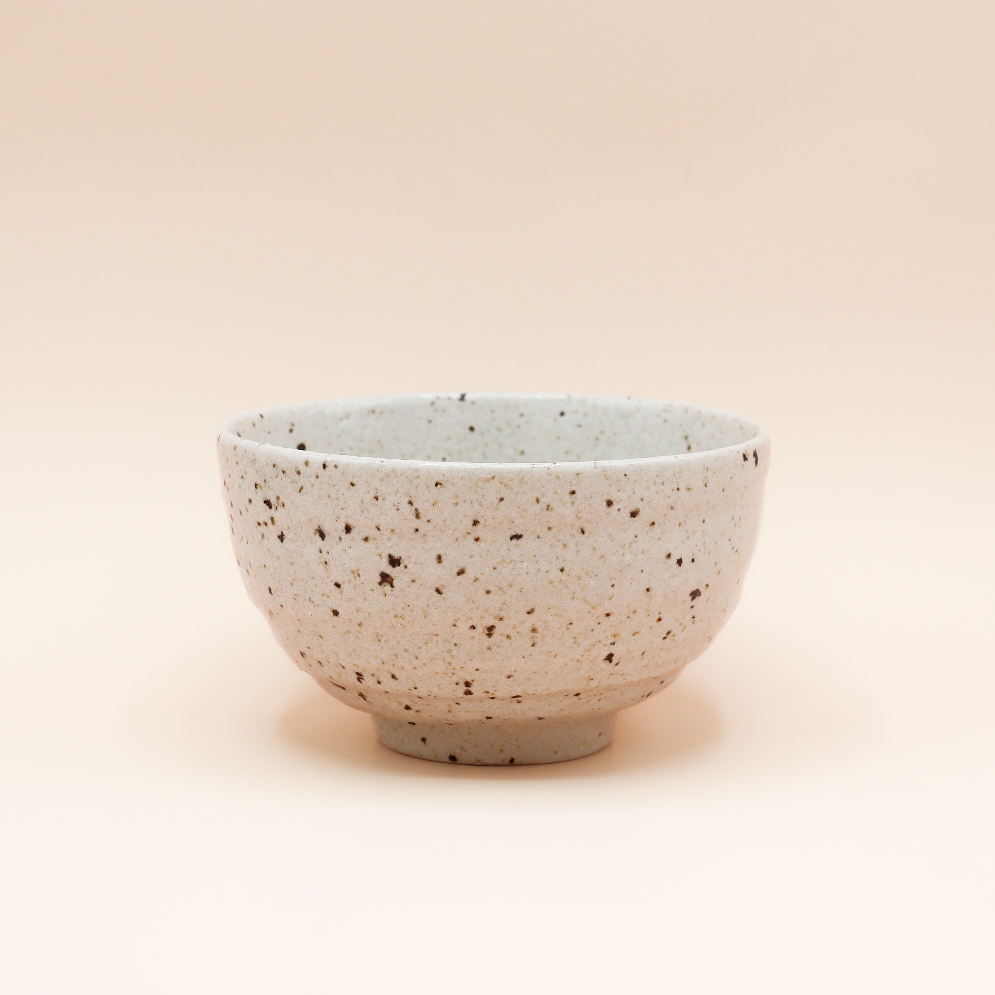 Keramikskål med brune nister