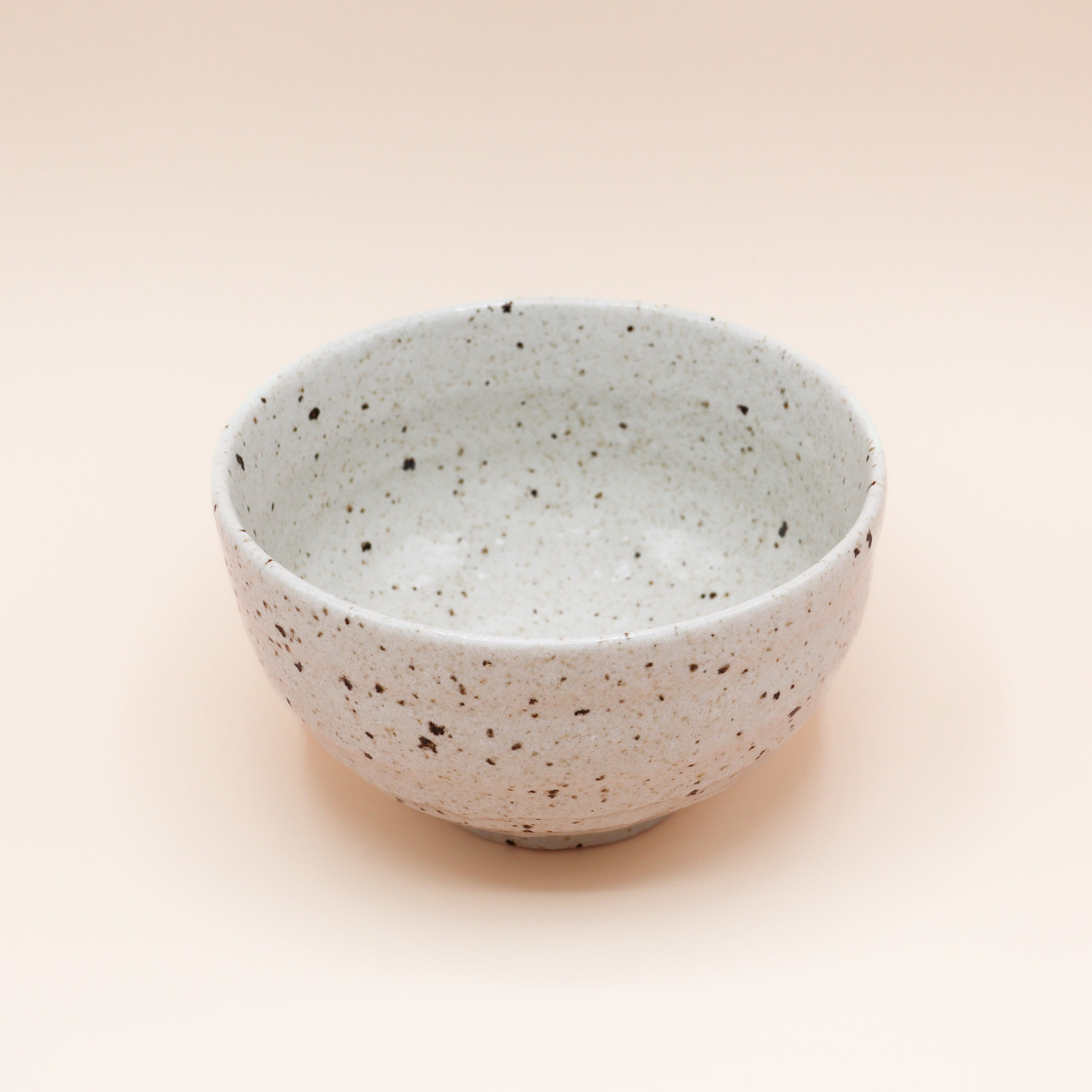 Keramikskål med brune nister