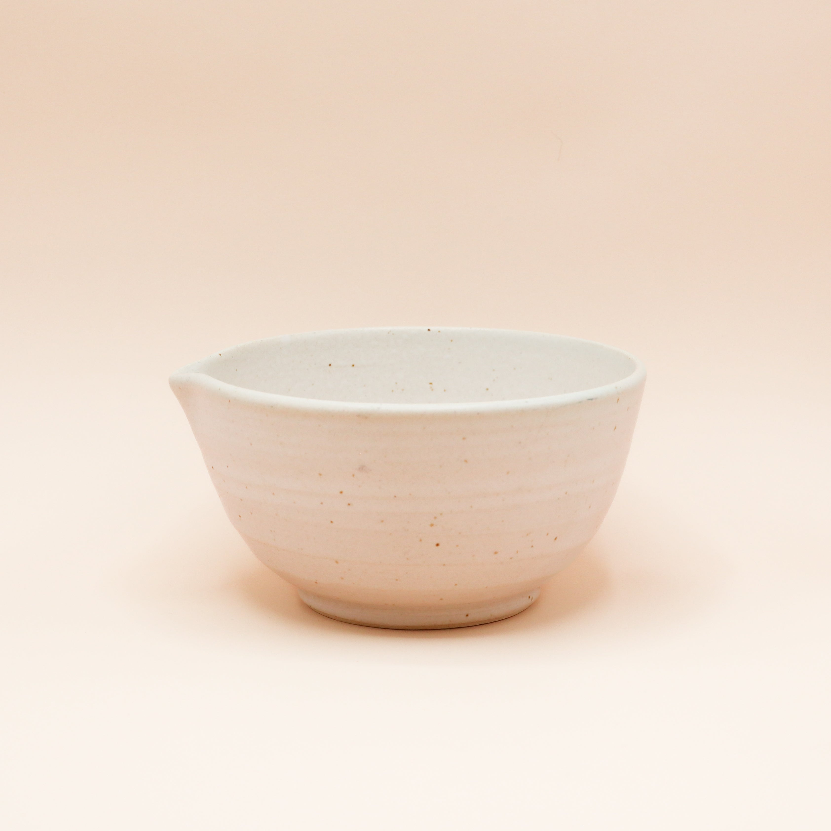 Katakuchi matchaskål - Hvid med hældetud