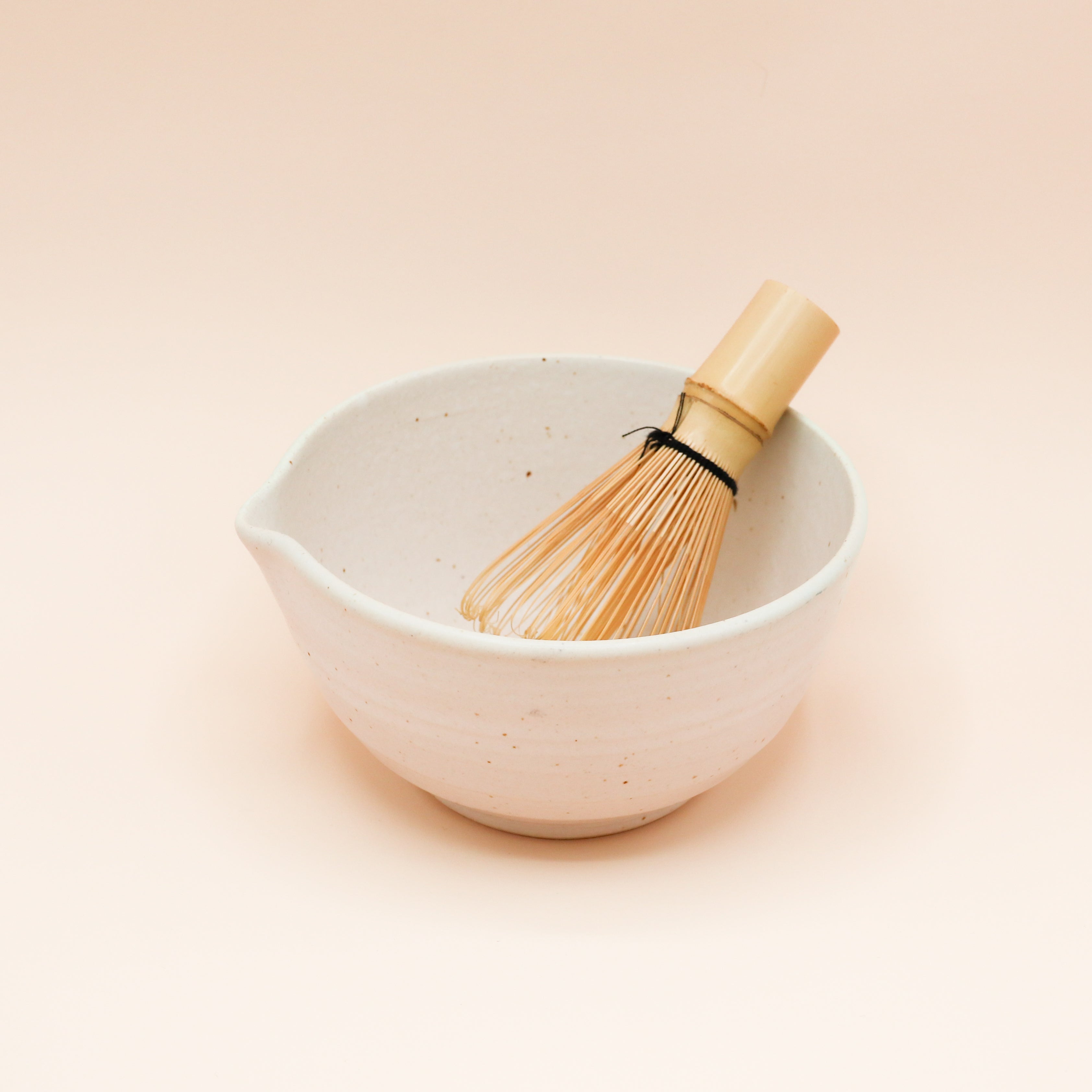 Katakuchi matchaskål - Hvid med hældetud