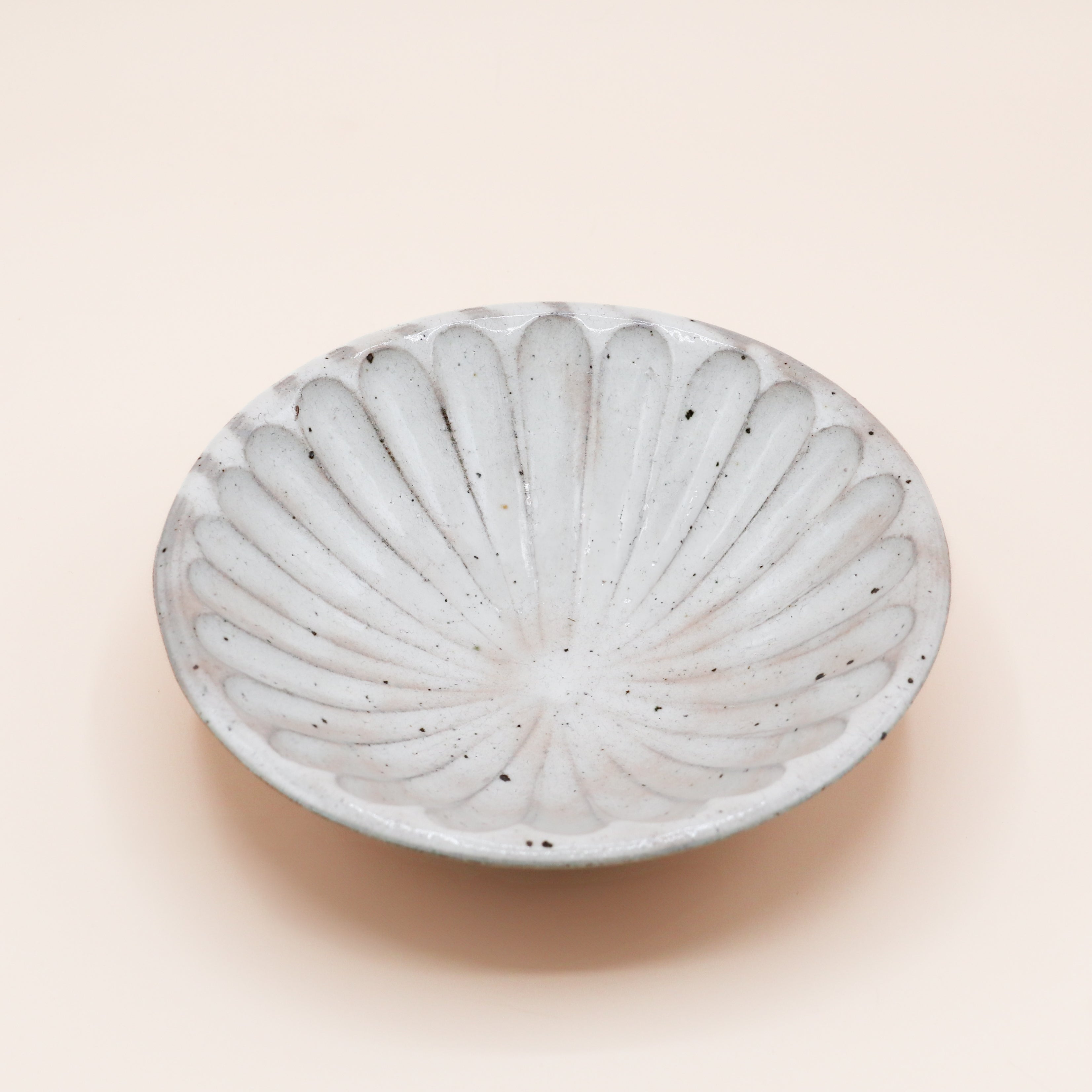 Blomsterskål i hvid og lyserød med brune nister