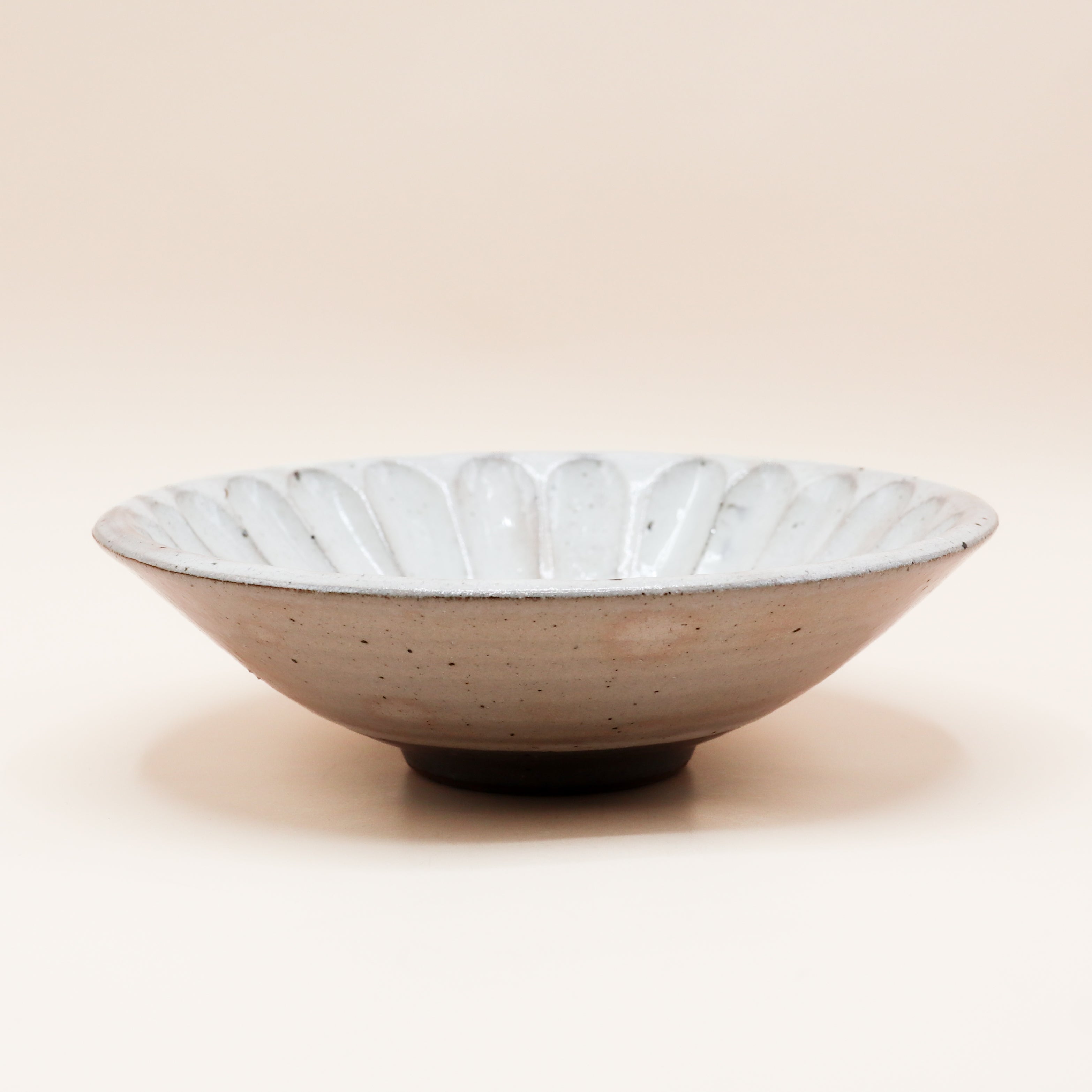 Blomsterskål i hvid og lyserød med brune nister