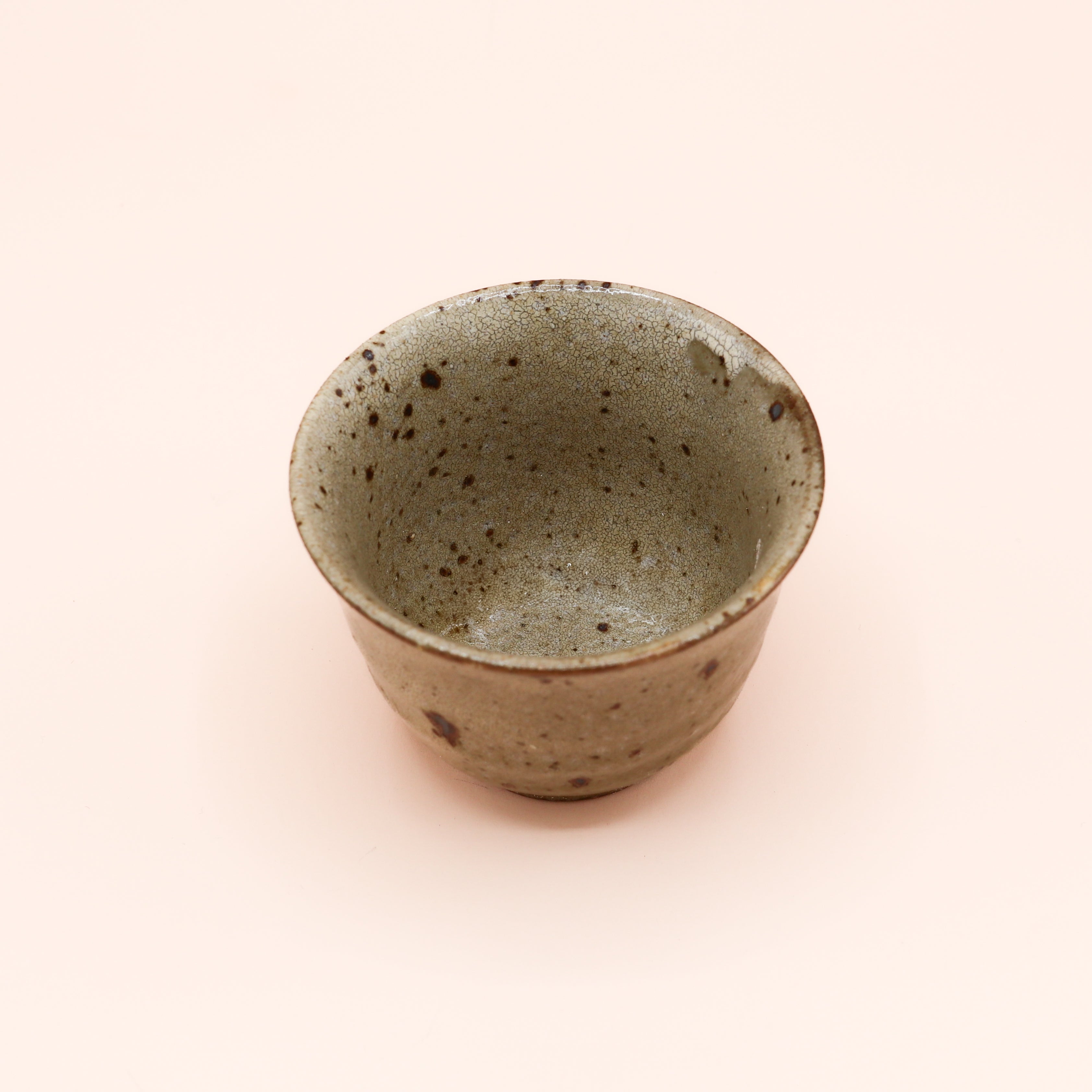 Japansk tekop med brune nister