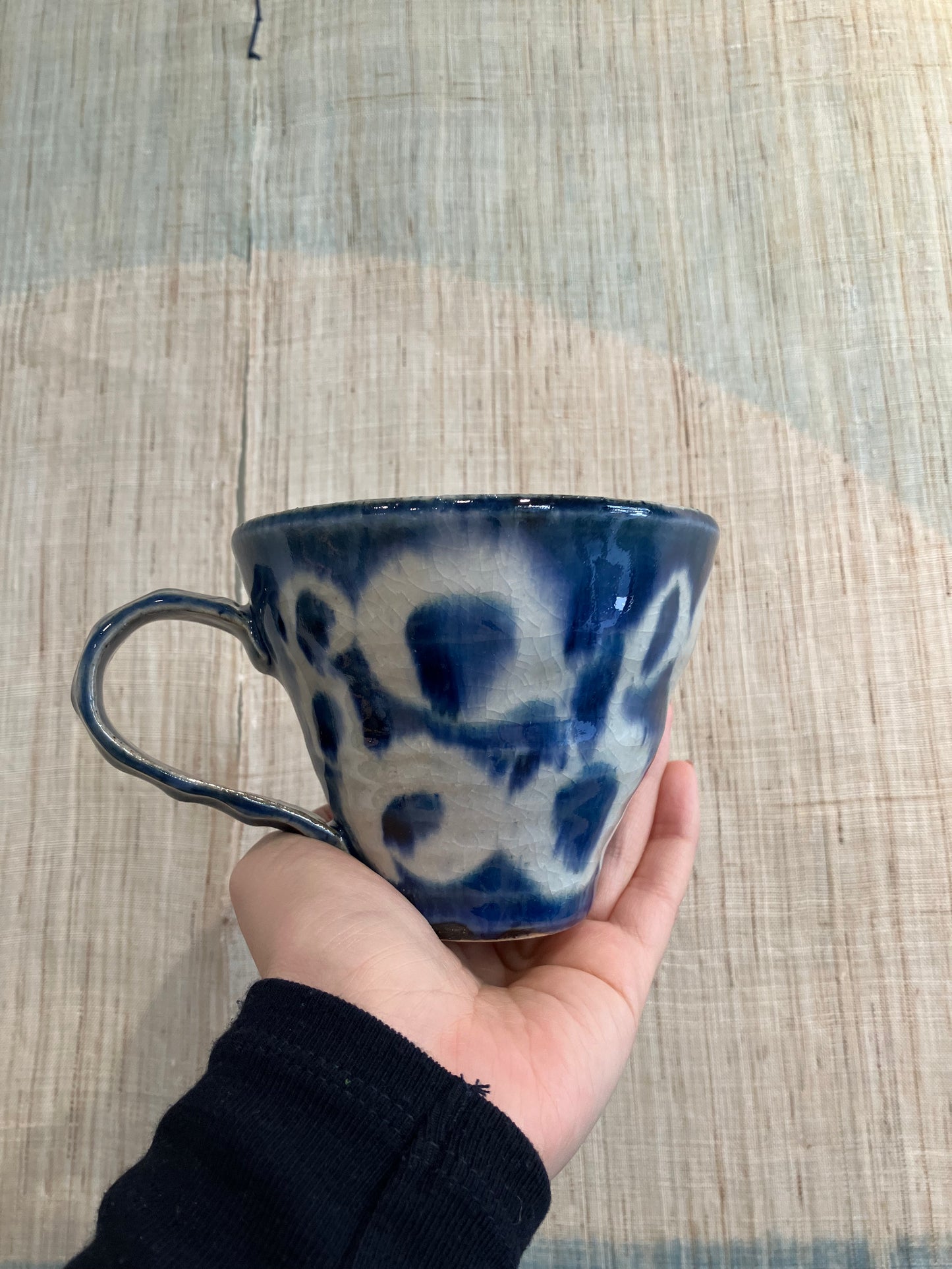 Stor japansk kop med mørkeblå glasur og hvide detaljer