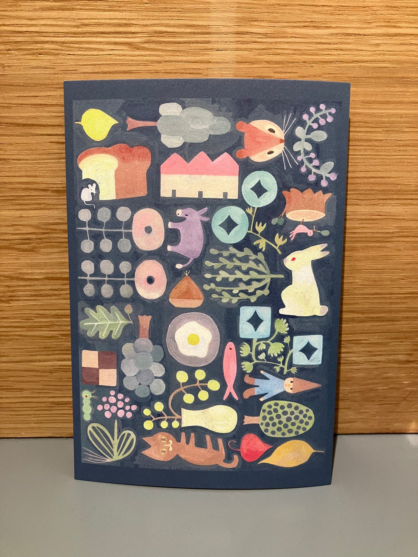 Japansk kort med mørkeblå baggrund og skovmotiver