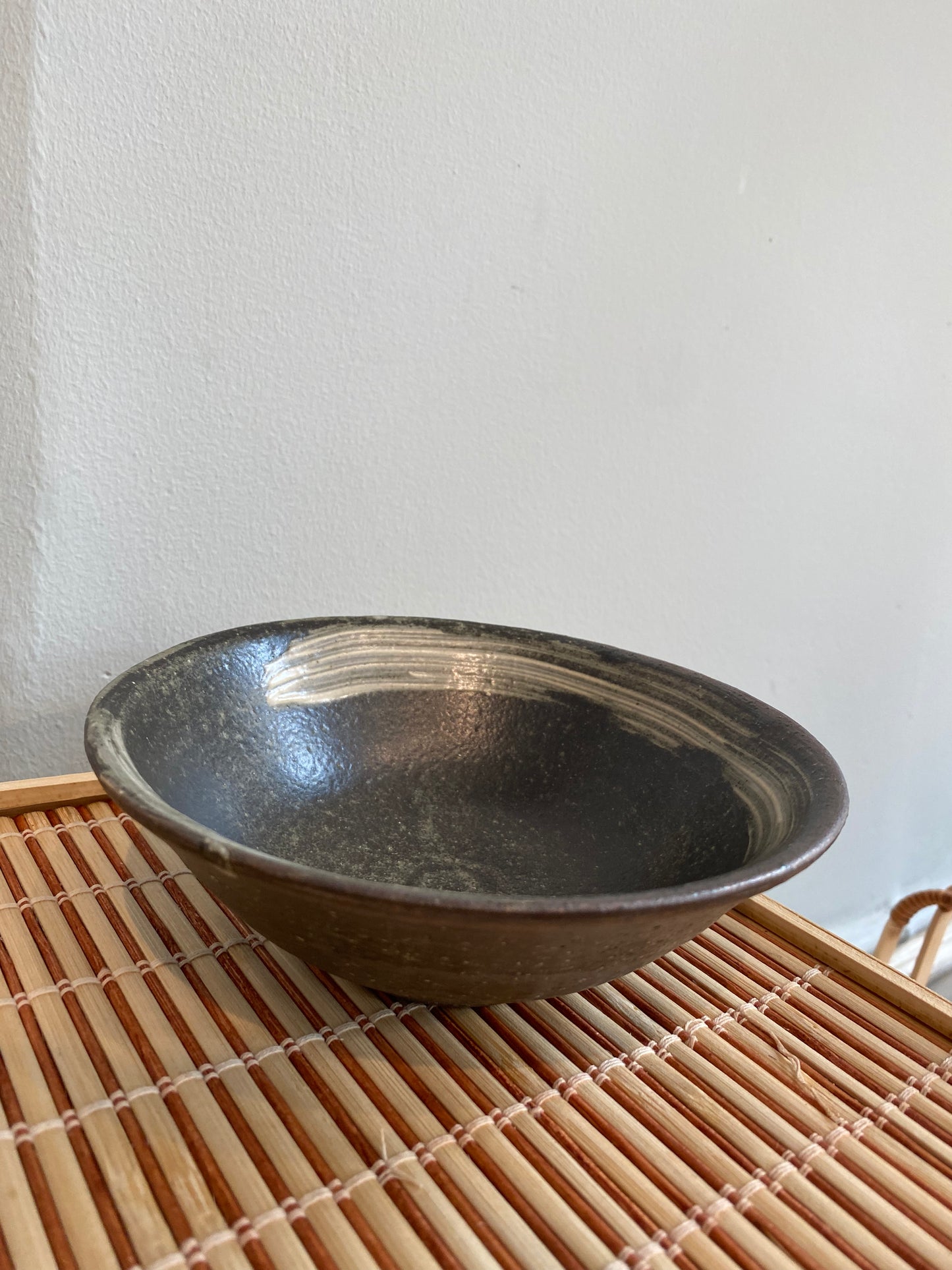 Skål med rustik brun glasur og penselstrøg