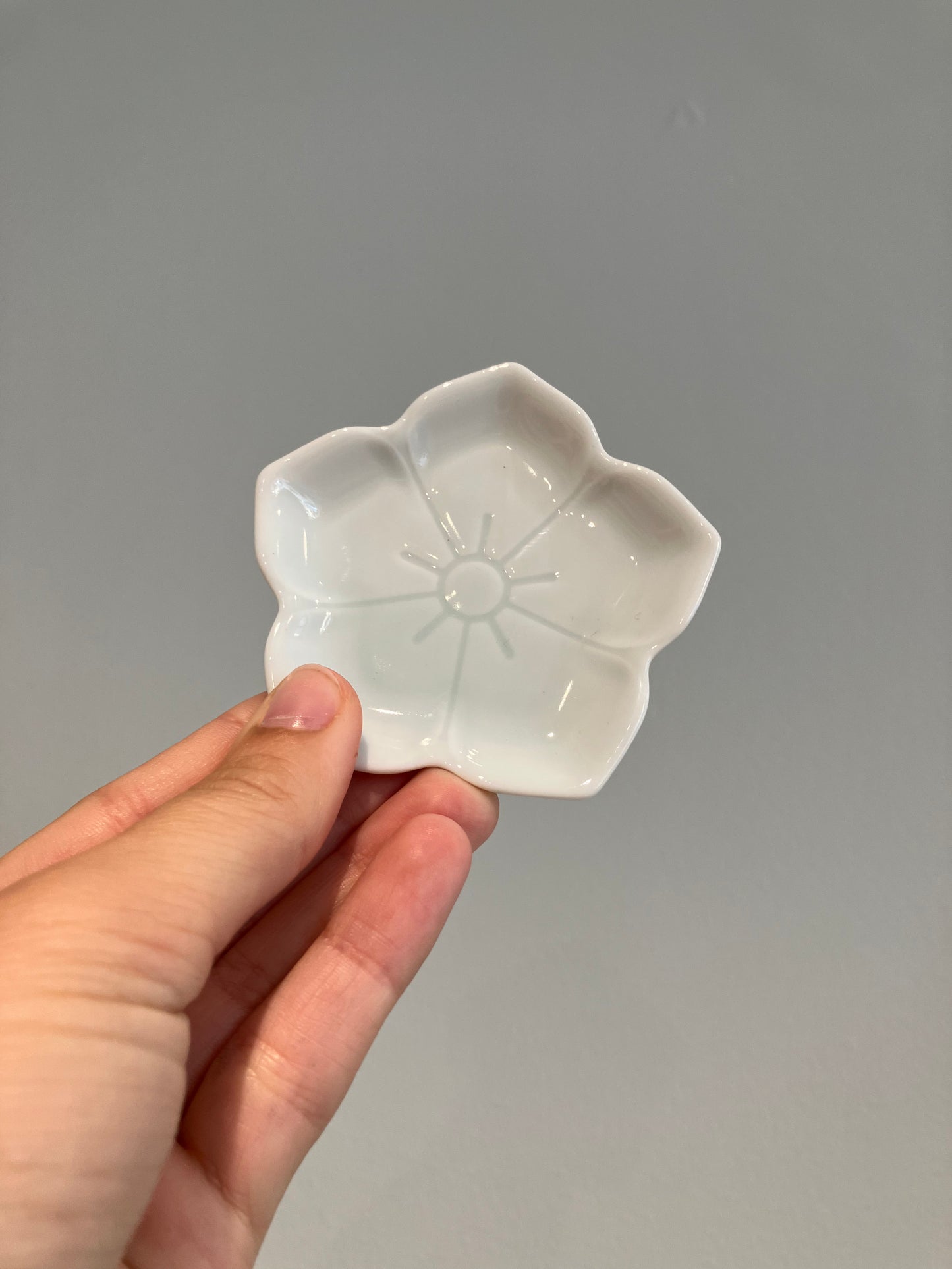 Blomstersojaskål med lyseblå glasur