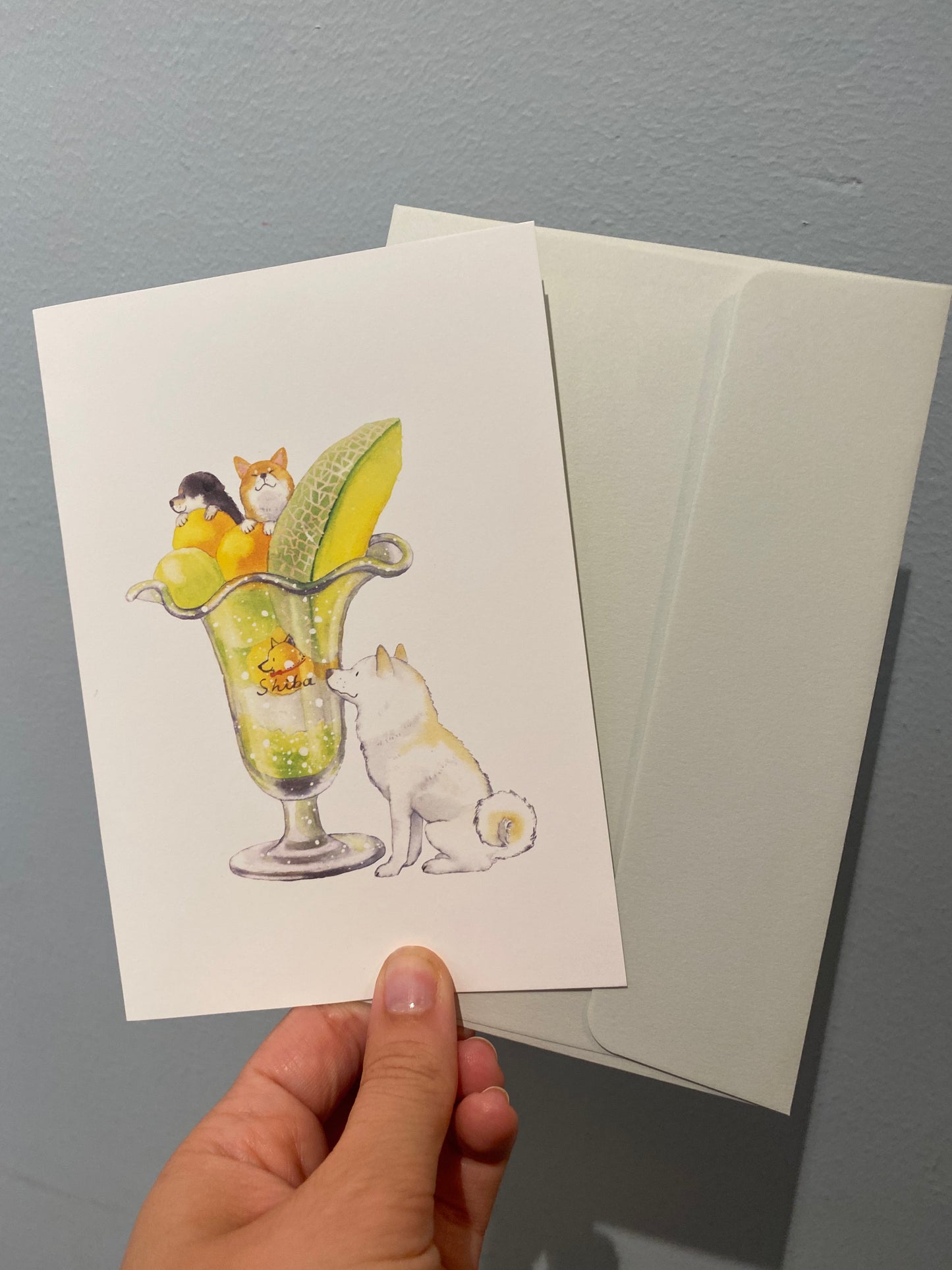 Kort med shiba-hunde i cocktailglas