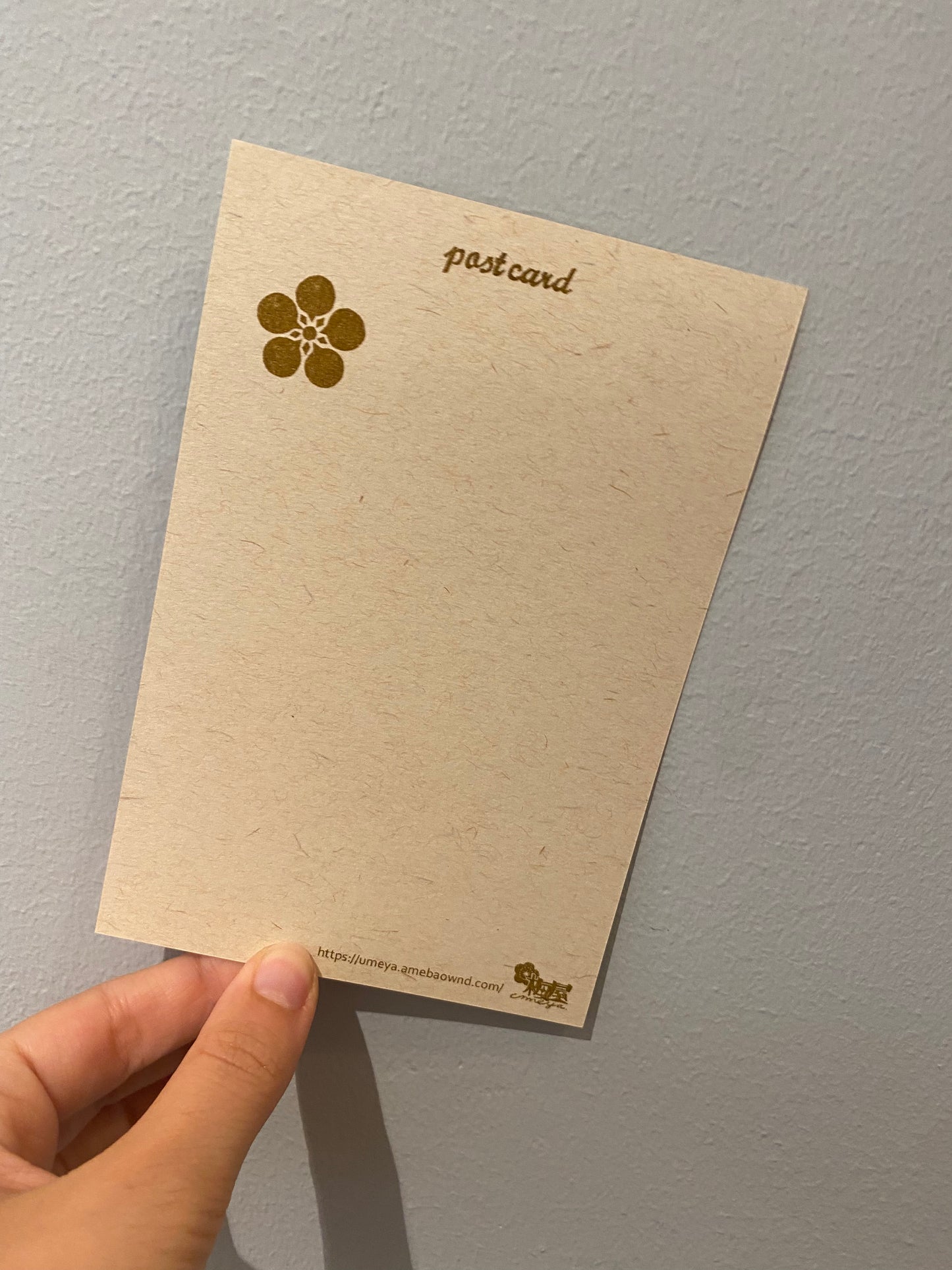 Postkort med rød ko og sorte detaljer