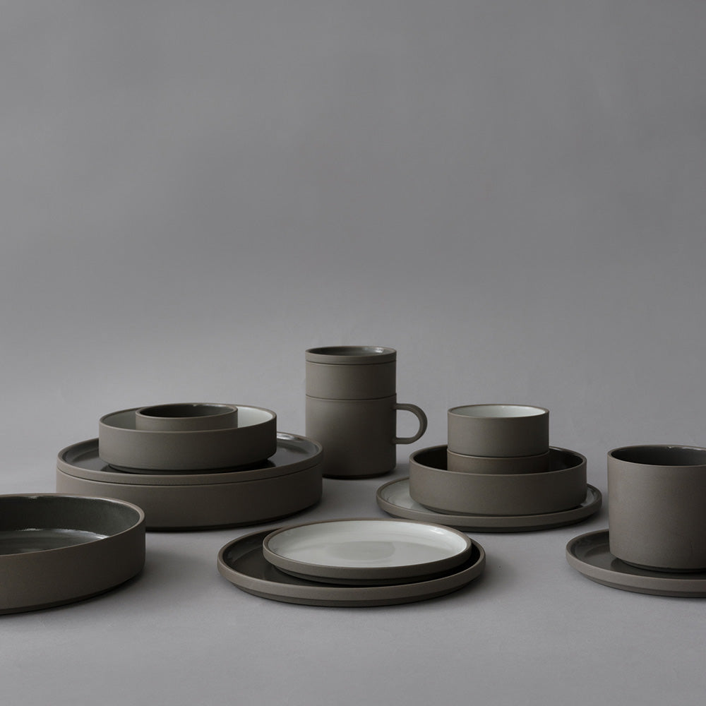 Hasami Porcelain - Tallerkener // Grå og hvid