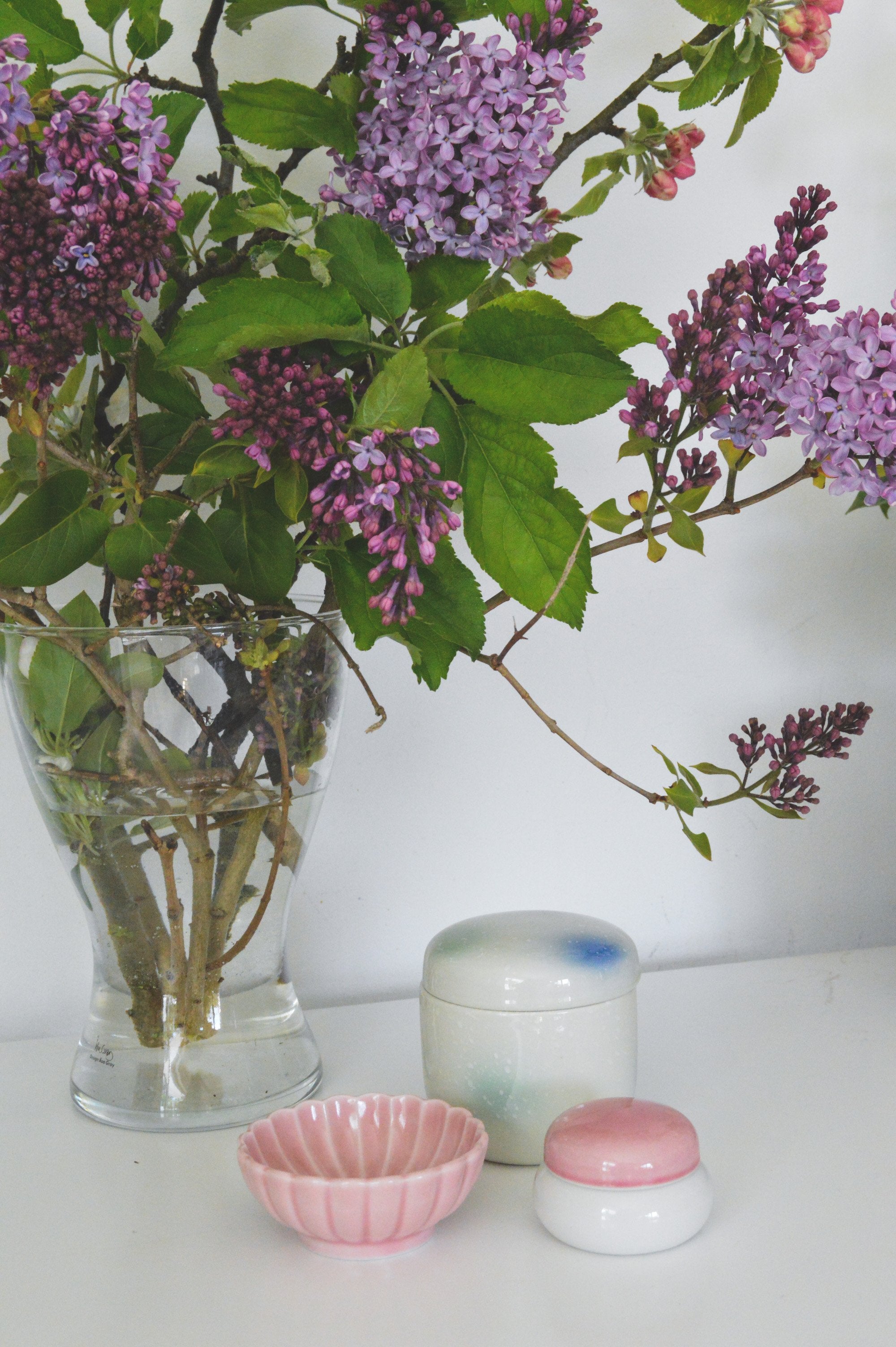 Lågkrukke i hvid og rosa - Sakura Copenhagen