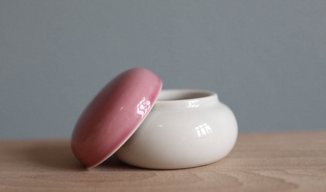 Lågkrukke i hvid og rosa - Sakura Copenhagen