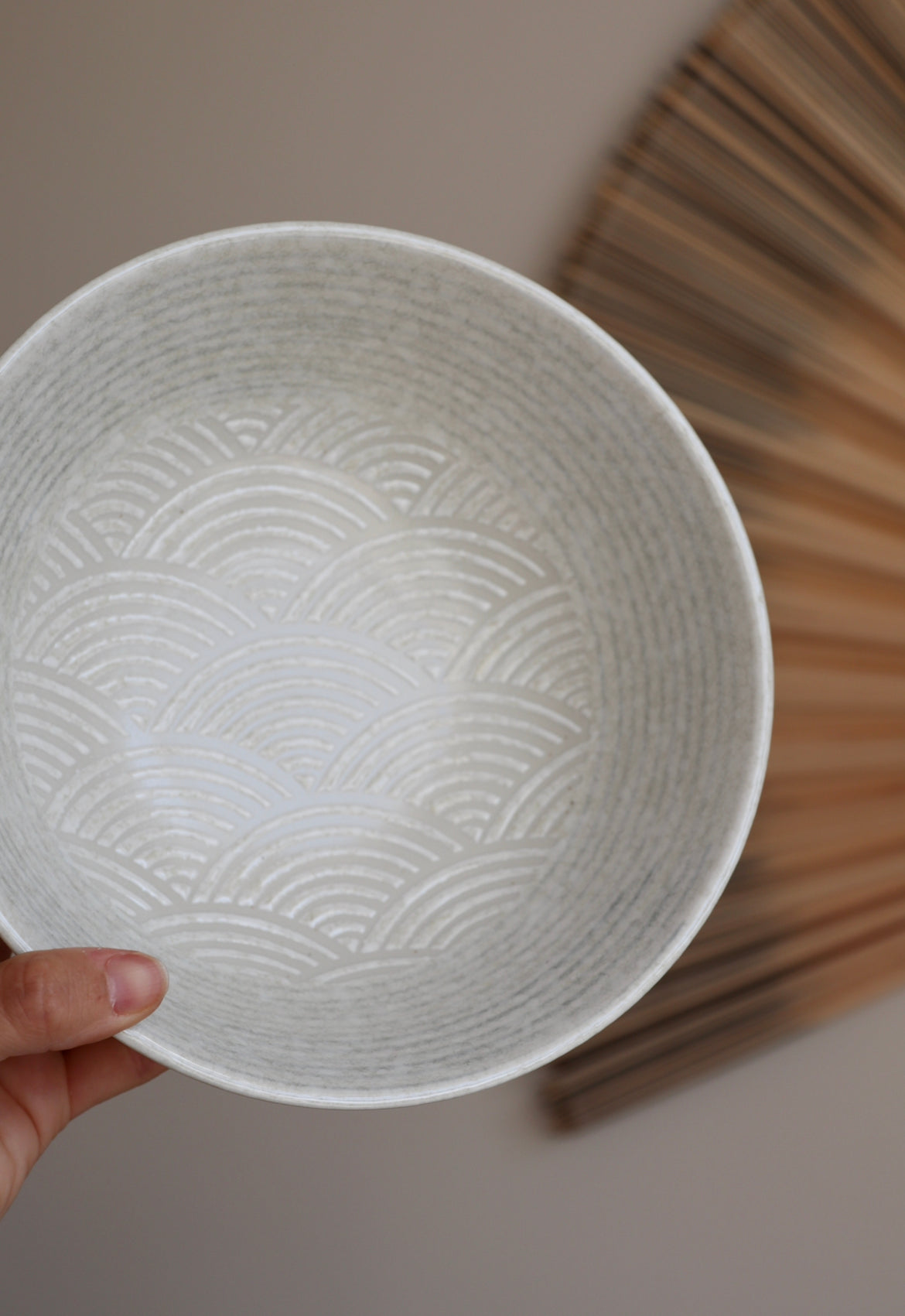 Ramenskål med bølgemønster i knækket hvid