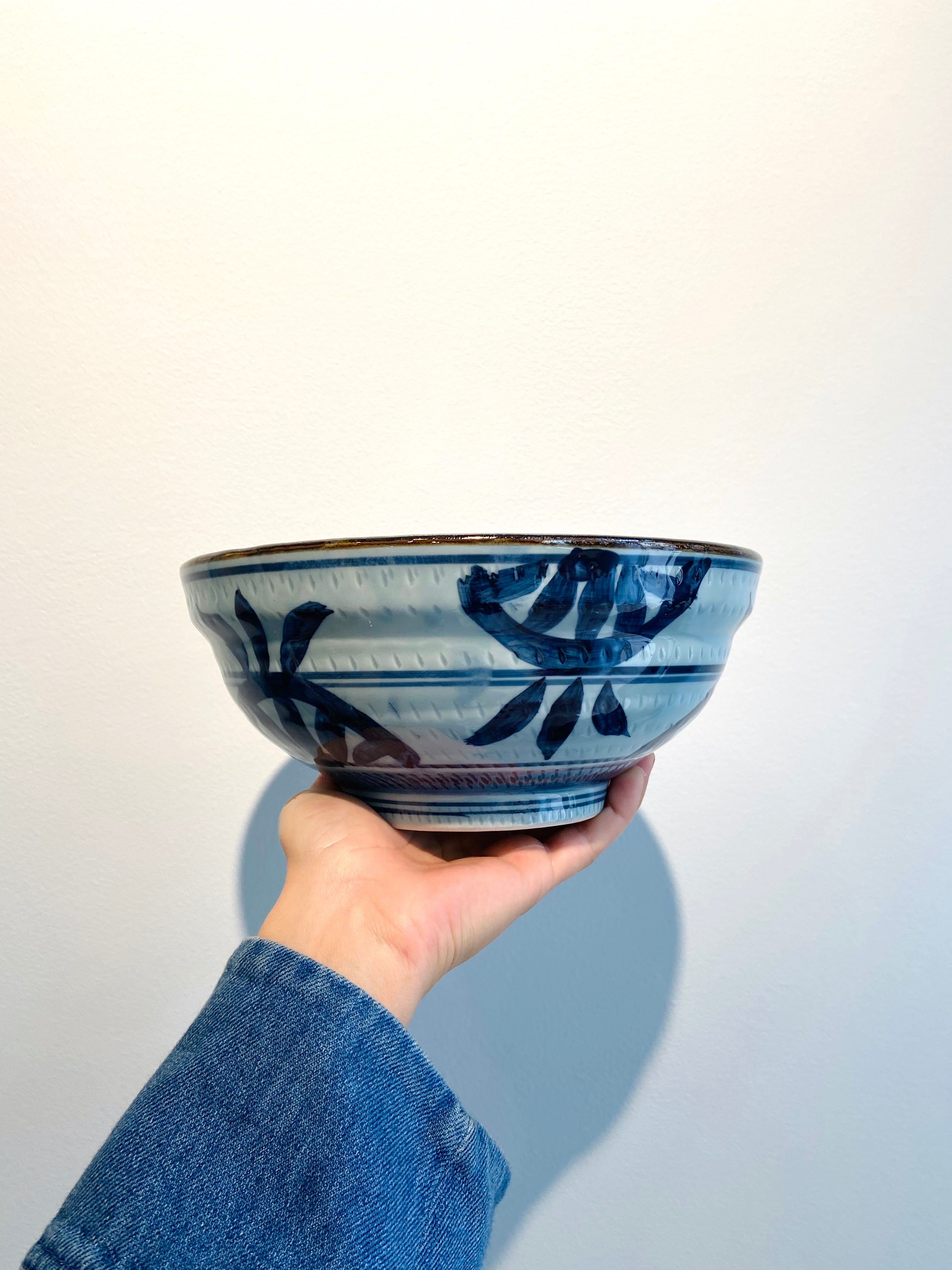 Stor håndmalet ramenskål med japanske motiver