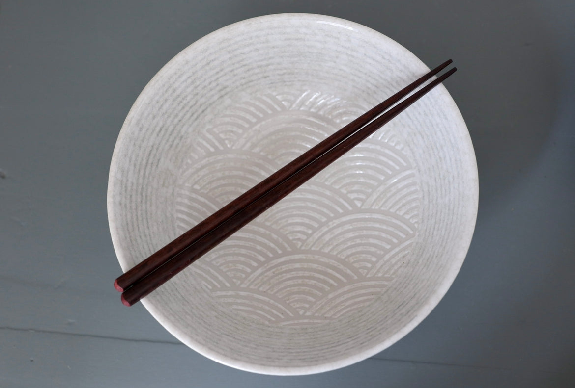 Ramenskål med bølgemønster i knækket hvid