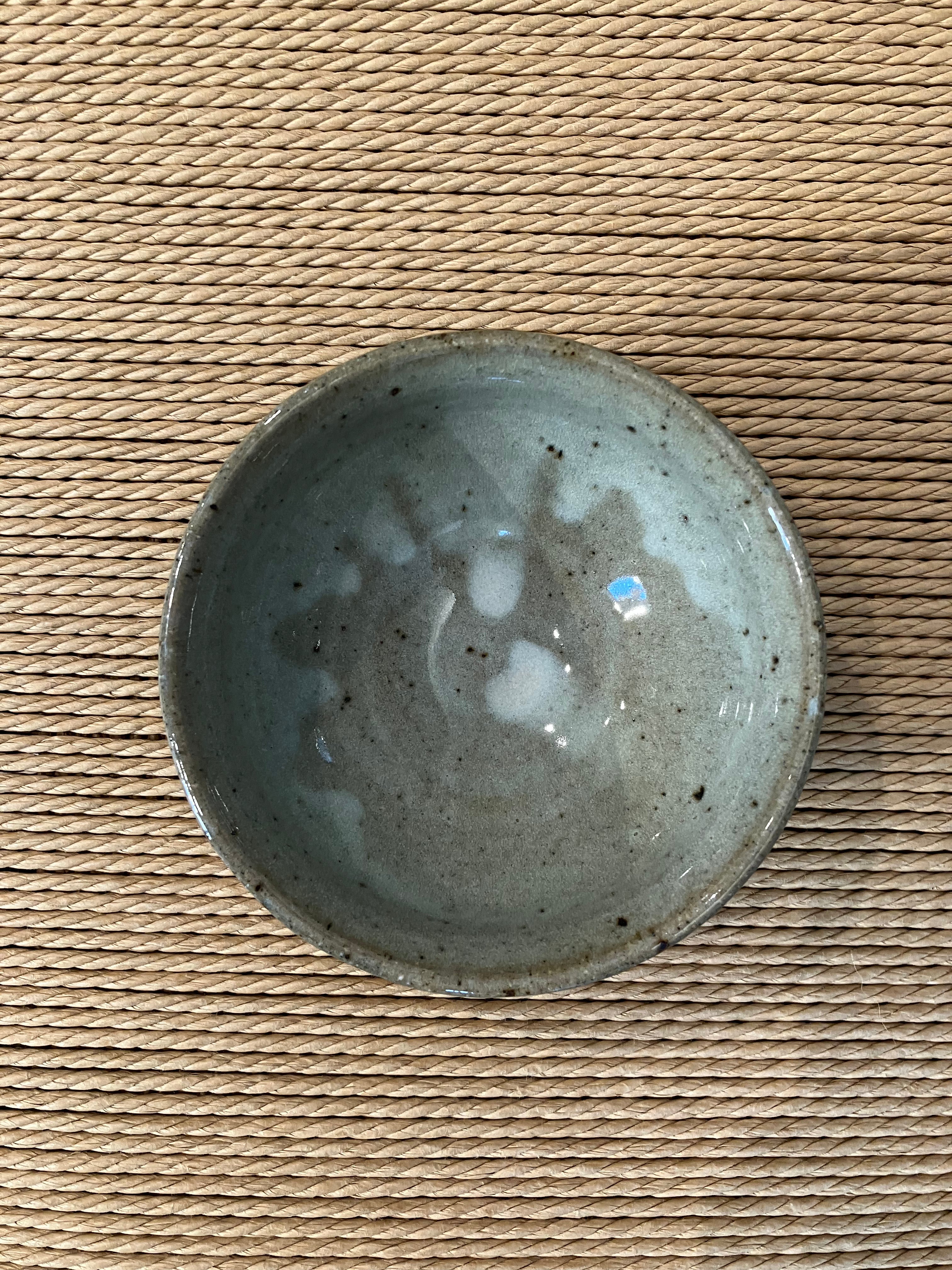 Strukturskål med blå glasur og brune detaljer