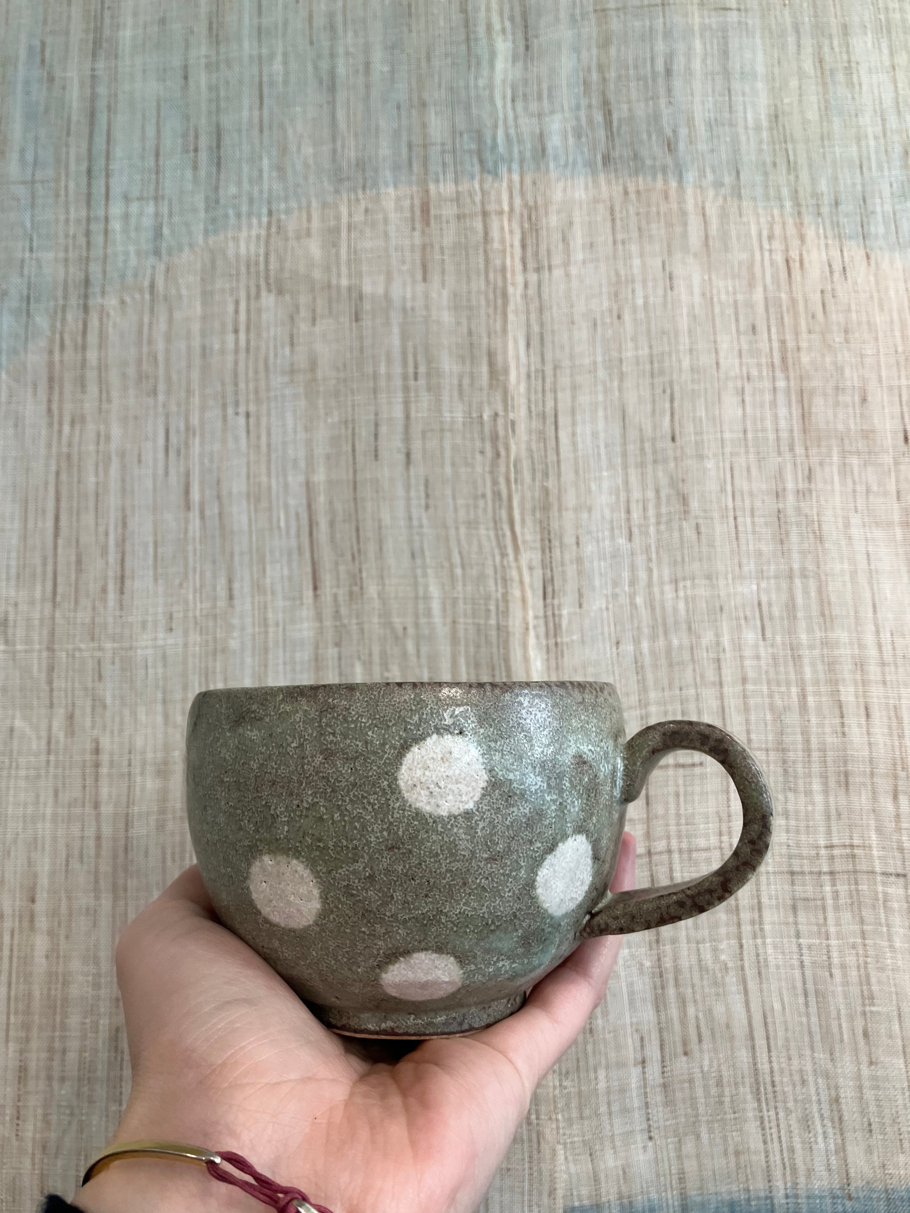 Japansk keramik kop med grøn glasur og hvide prikker