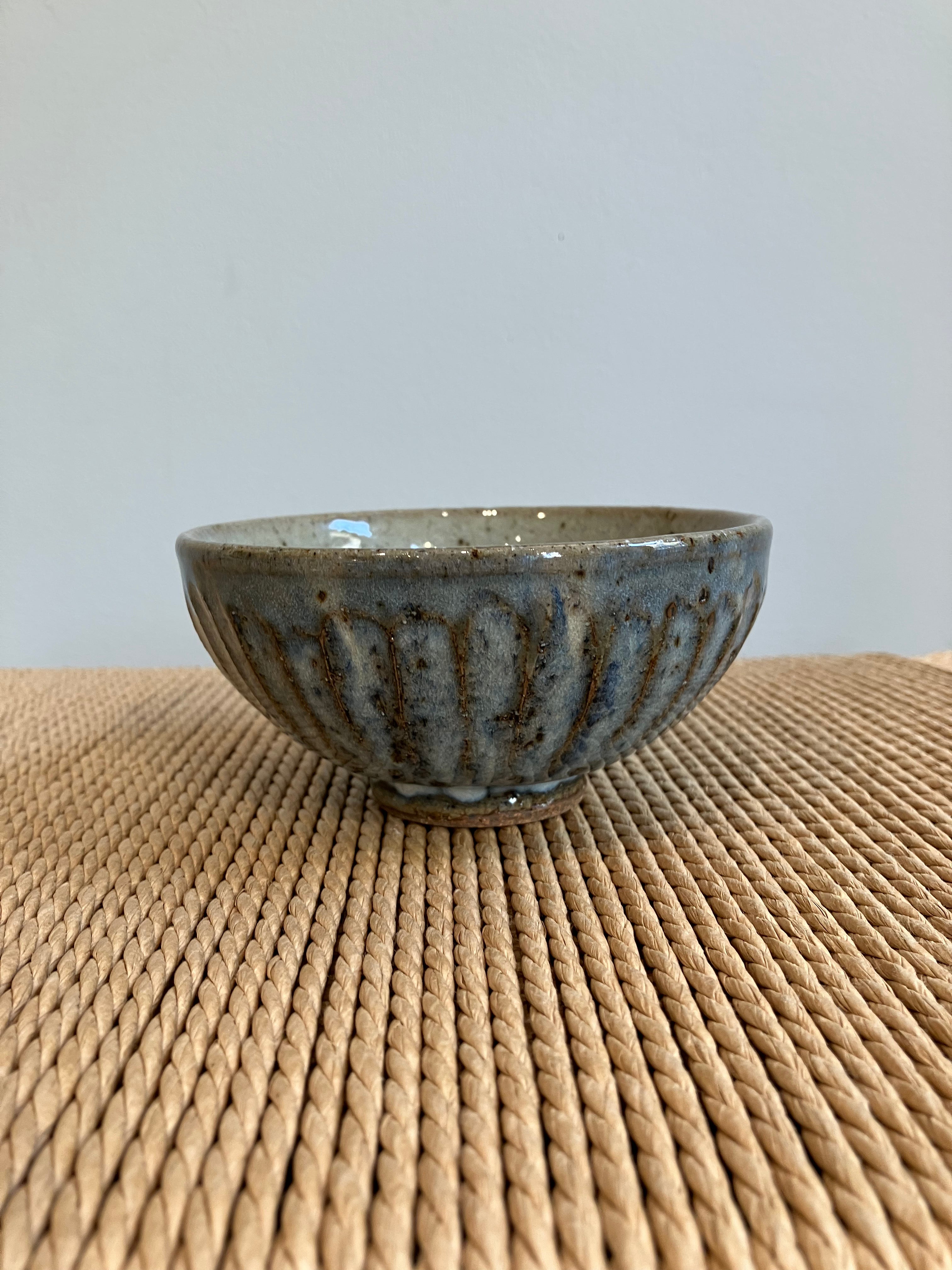 Strukturskål med blå glasur og brune detaljer