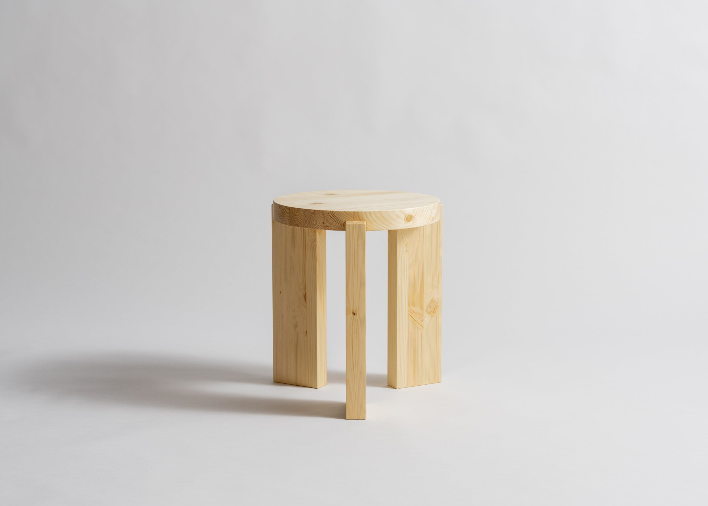 Vaarnii - 001 Stool / Taburet i fyrretræ