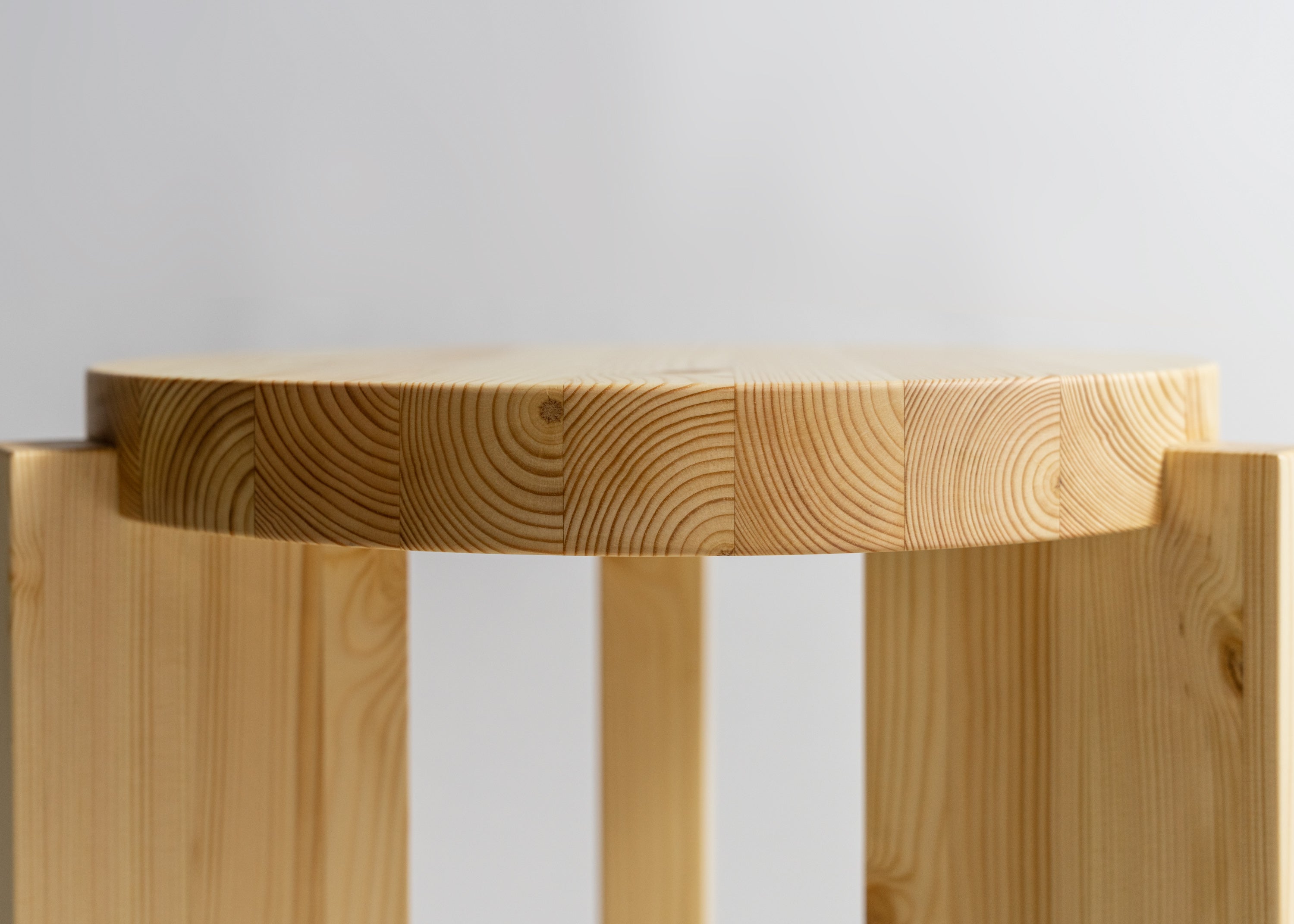 Vaarnii - 001 Stool / Taburet i fyrretræ
