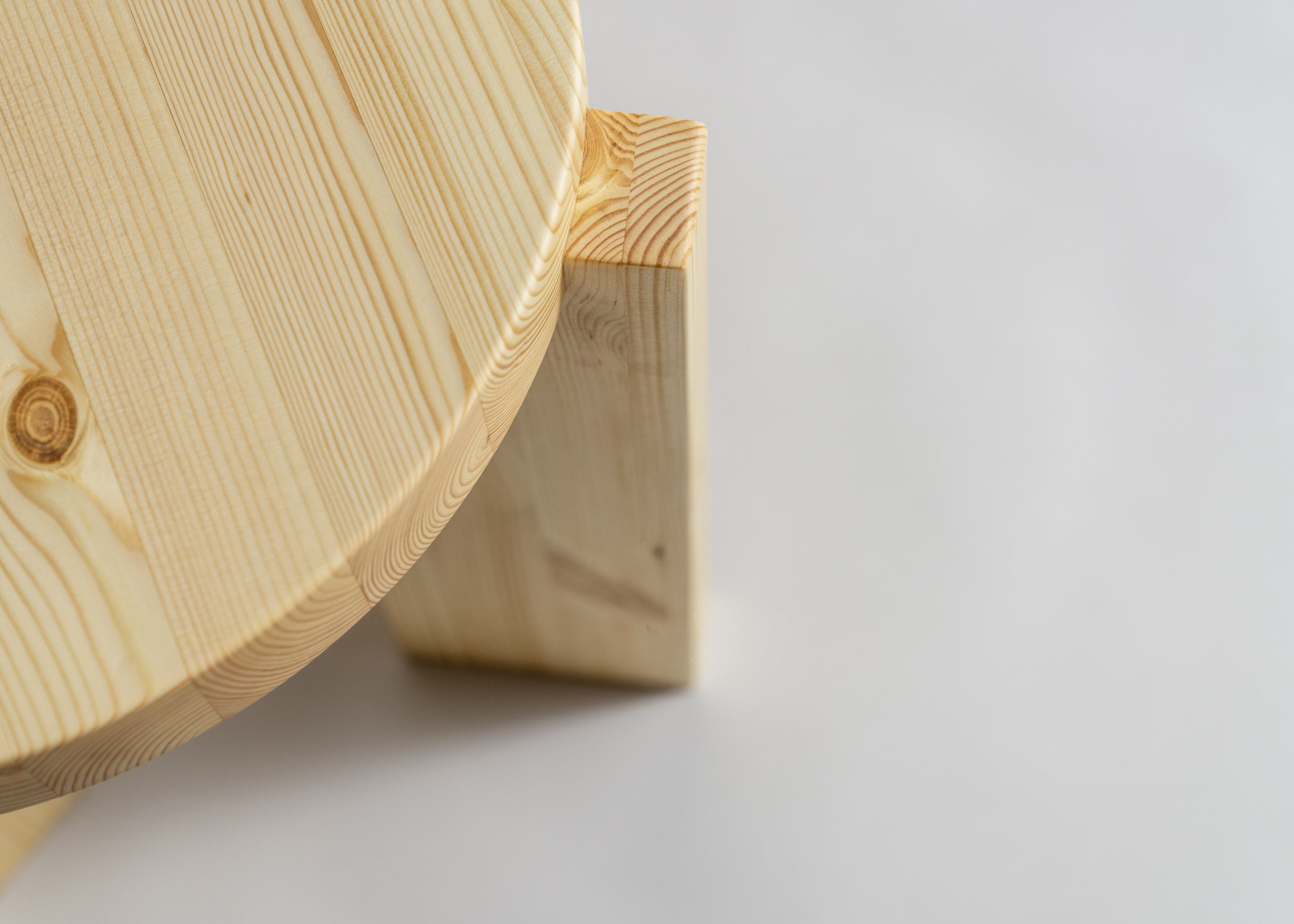 Vaarnii - 001 Stool / Taburet i fyrretræ