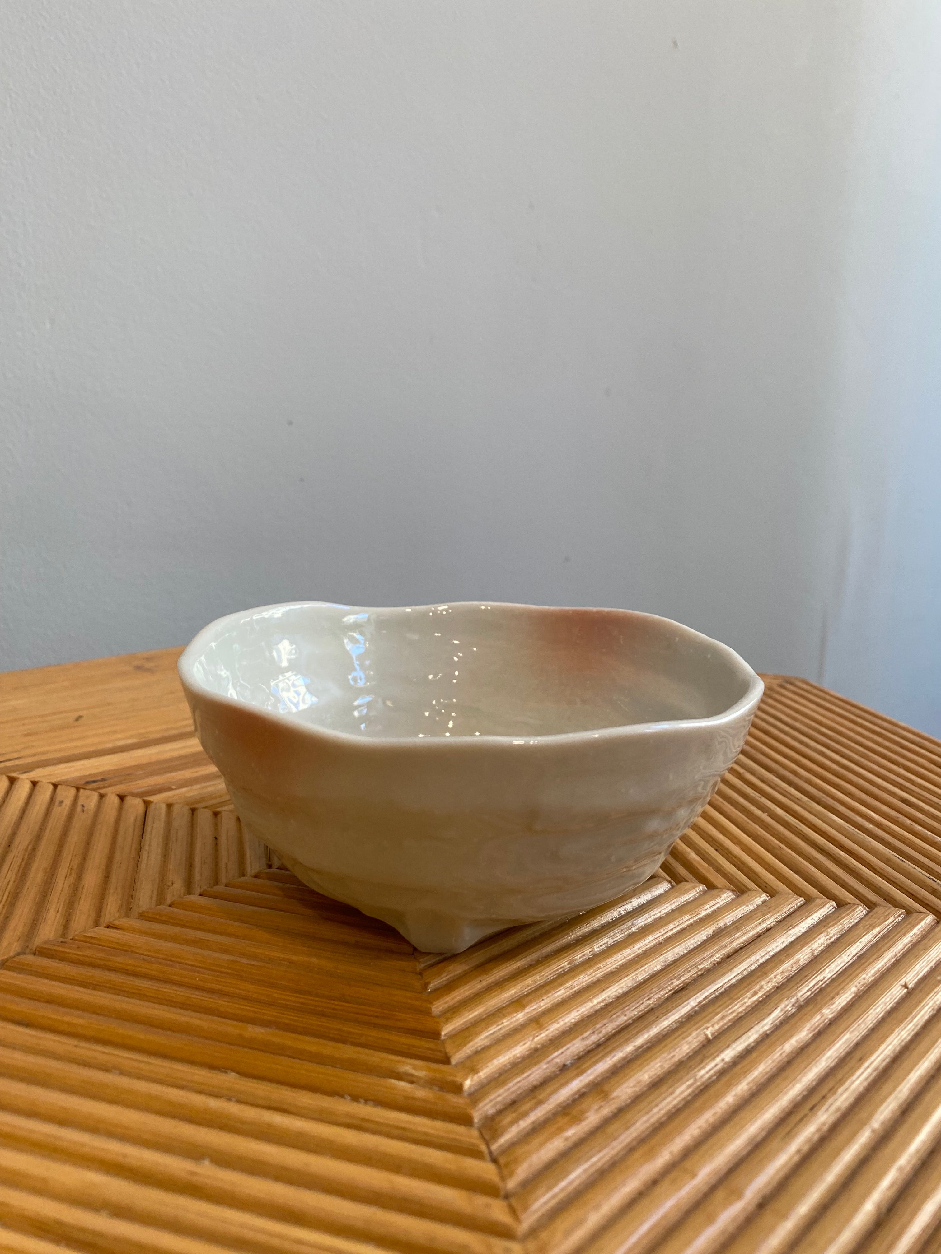 Organic bowl with feet and pink details